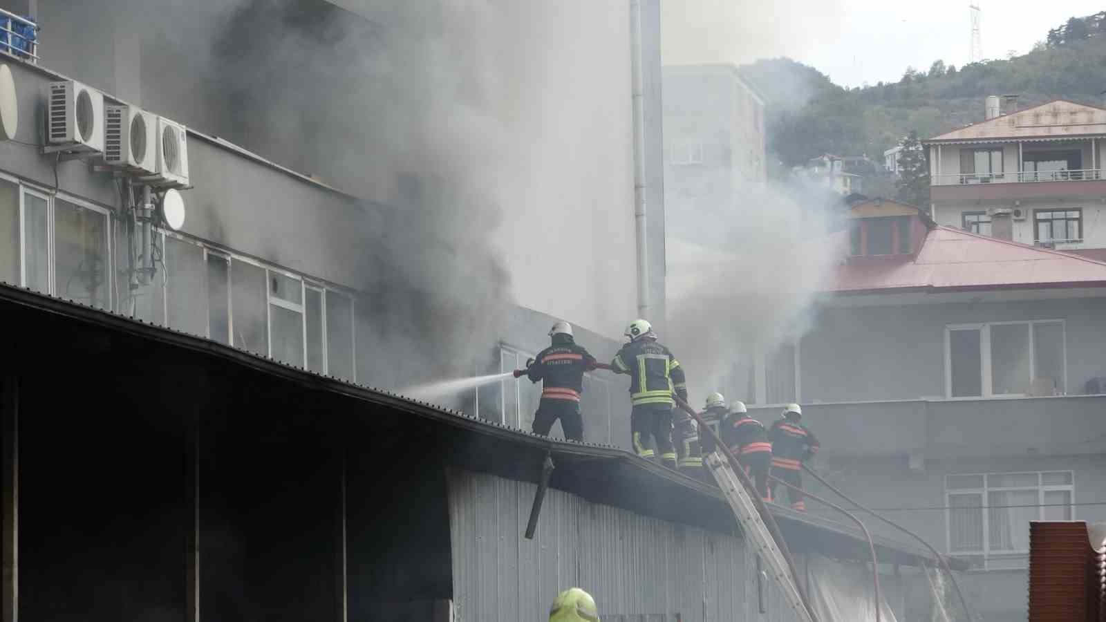 Trabzon&rsquo;da AVM yangının ilk &ccedil;ıktığı andaki g&ouml;rg&uuml; tanığı: "Sanki savaşta bomba atılır gibi patlama sesi duydum"

