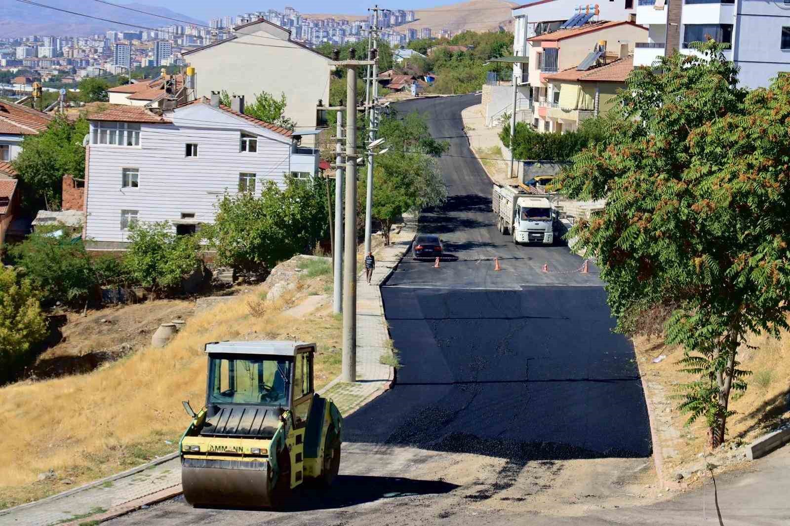 Elazığ’da yol yenileme çalışmaları sürüyor
