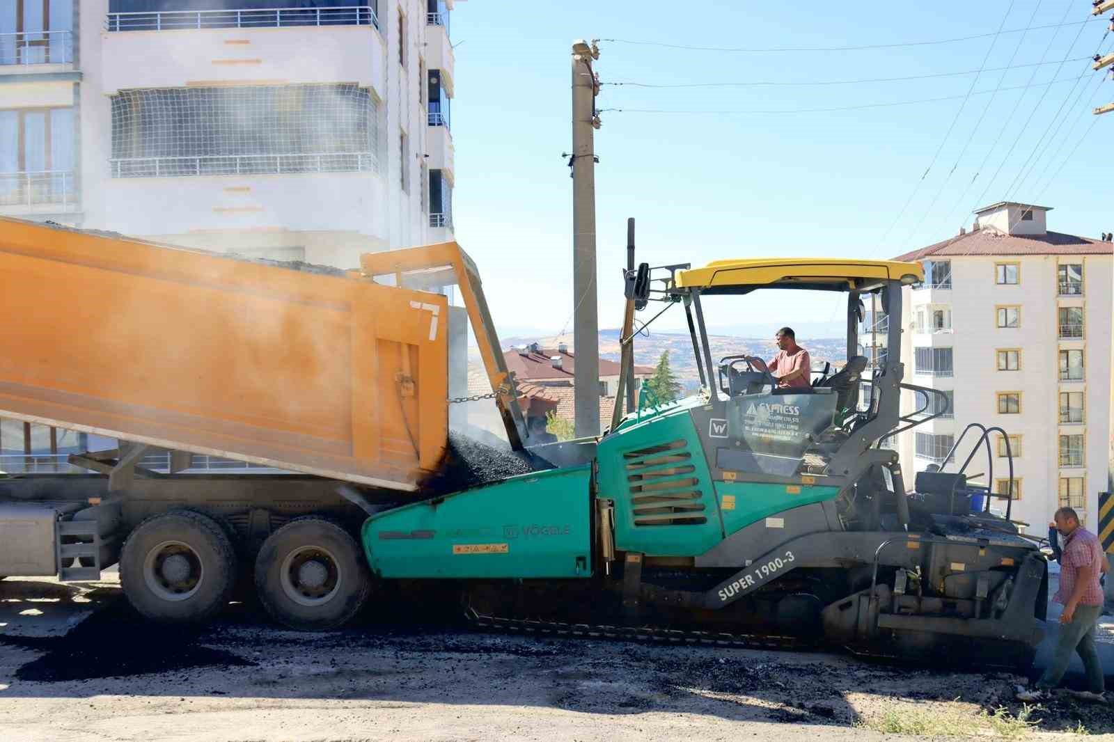 Elazığ&rsquo;da yol yenileme &ccedil;alışmaları s&uuml;r&uuml;yor
