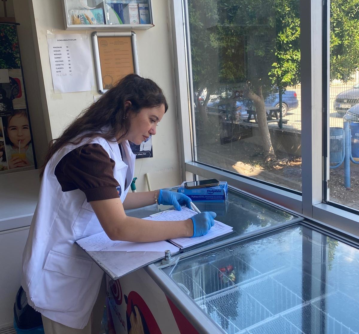 Kemer&rsquo;de zabıta okul kantinlerindeki denetimlerini s&uuml;rd&uuml;r&uuml;yor
