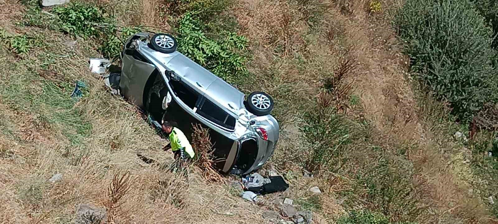 Otomobil duvardan düştü: 2 yaralı