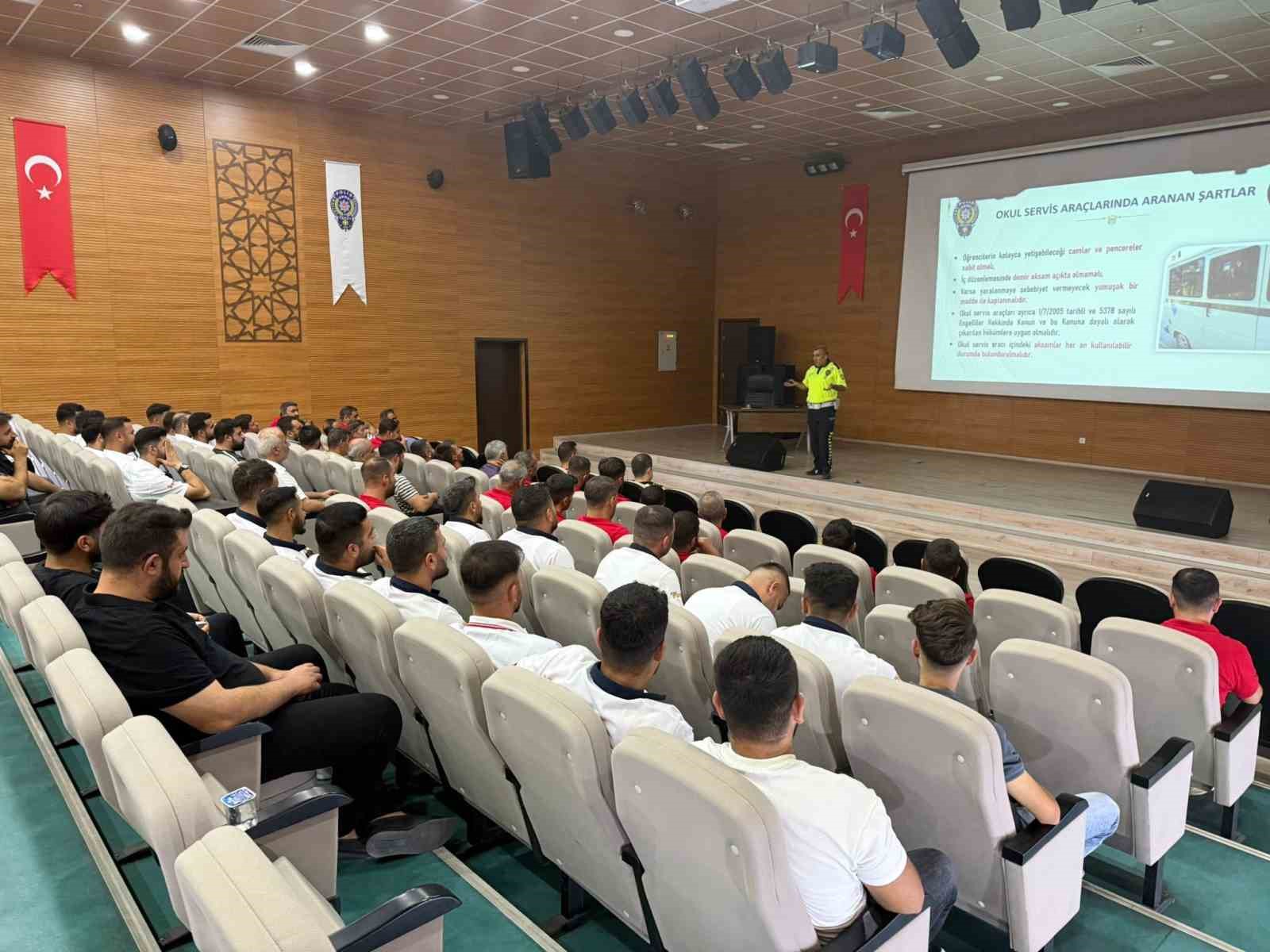 Siirt’te okul servis şoförlerine trafik güvenliği eğitimi verildi