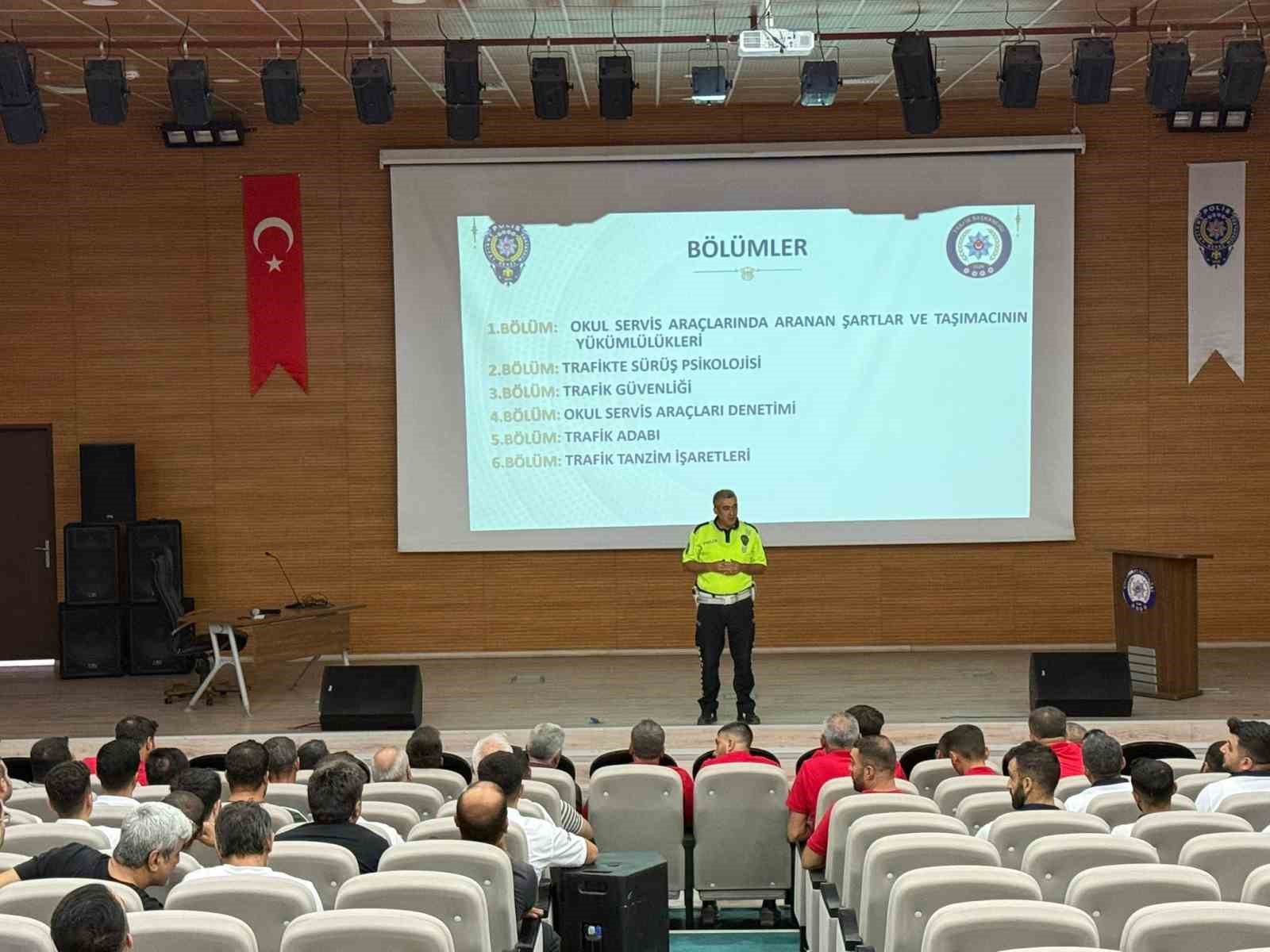 Siirt&rsquo;te okul servis şof&ouml;rlerine trafik g&uuml;venliği eğitimi verildi
