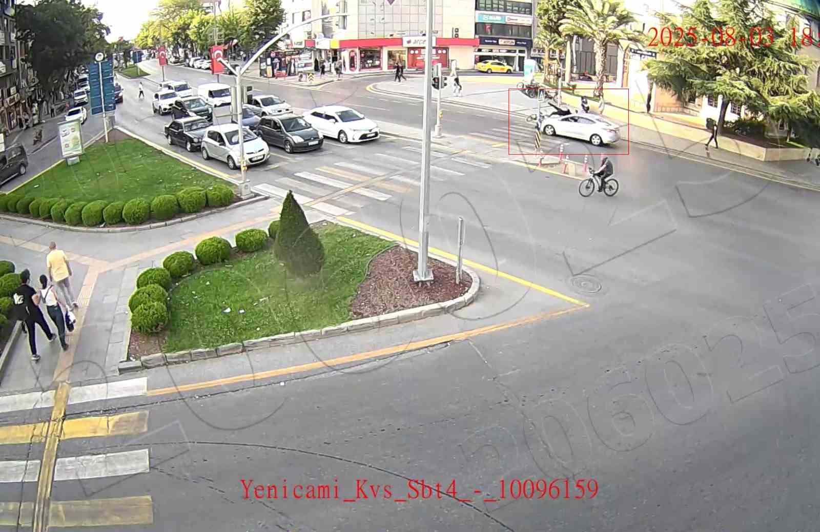 Bisikletliye yaya geçidinde otomobil çarptı: O anlar KGYS’ye yansıdı