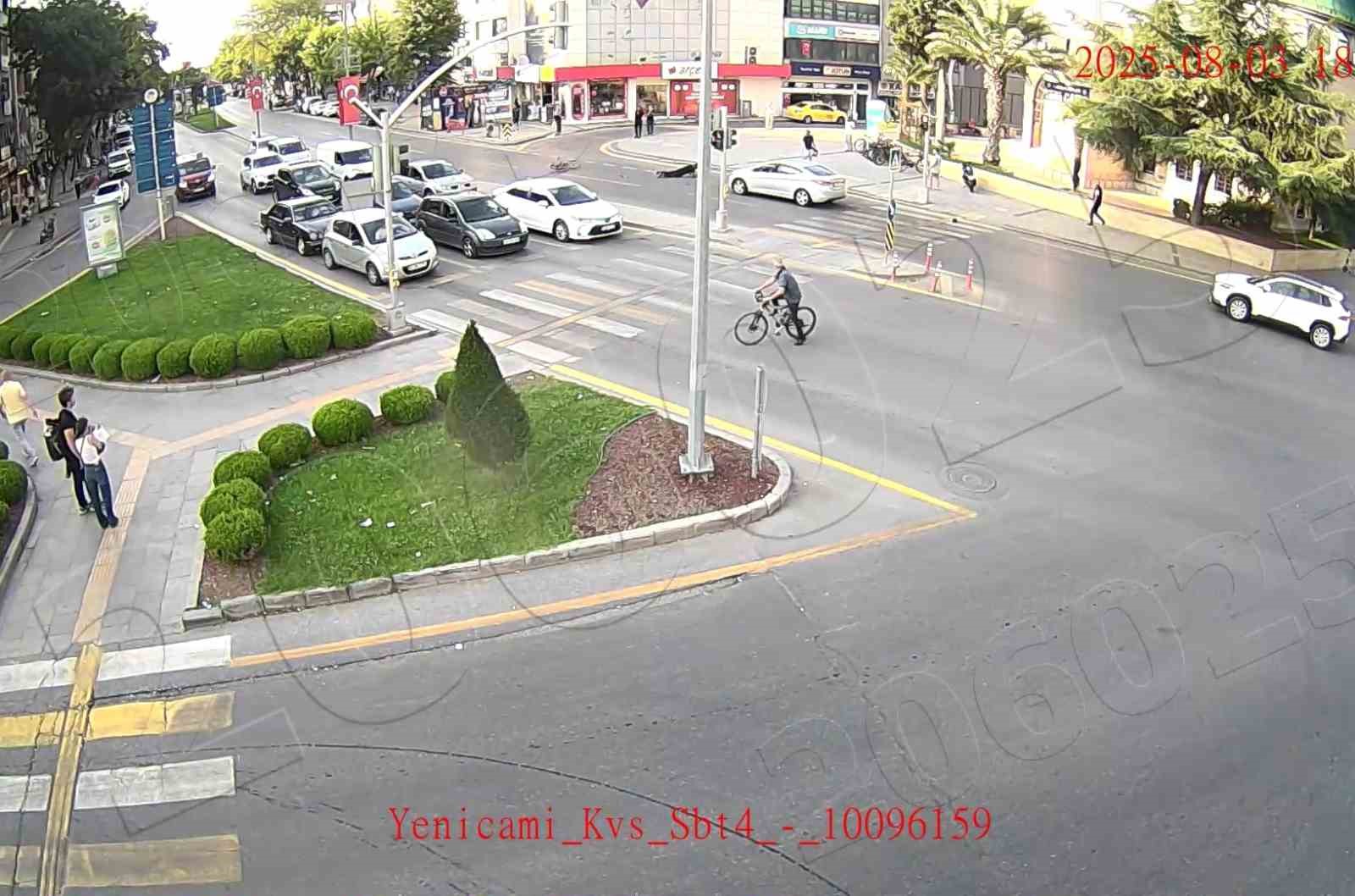 Bisikletliye yaya ge&ccedil;idinde otomobil &ccedil;arptı: O anlar KGYS&rsquo;ye yansıdı
