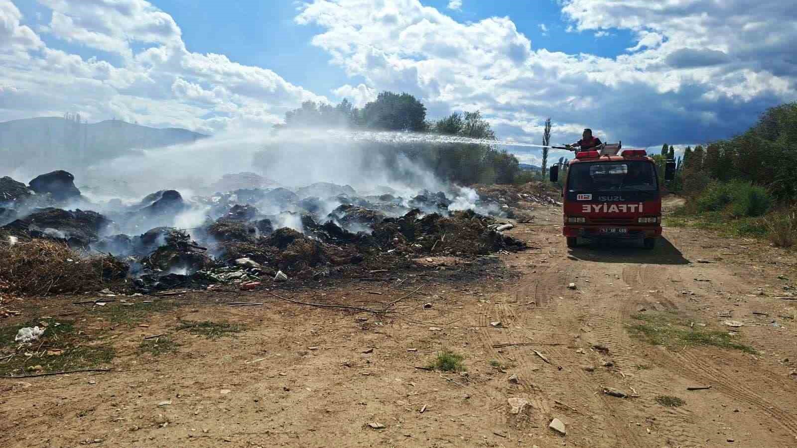 Hisarcık’ta çöplüğe dönen çayın kenarında yangın çıktı