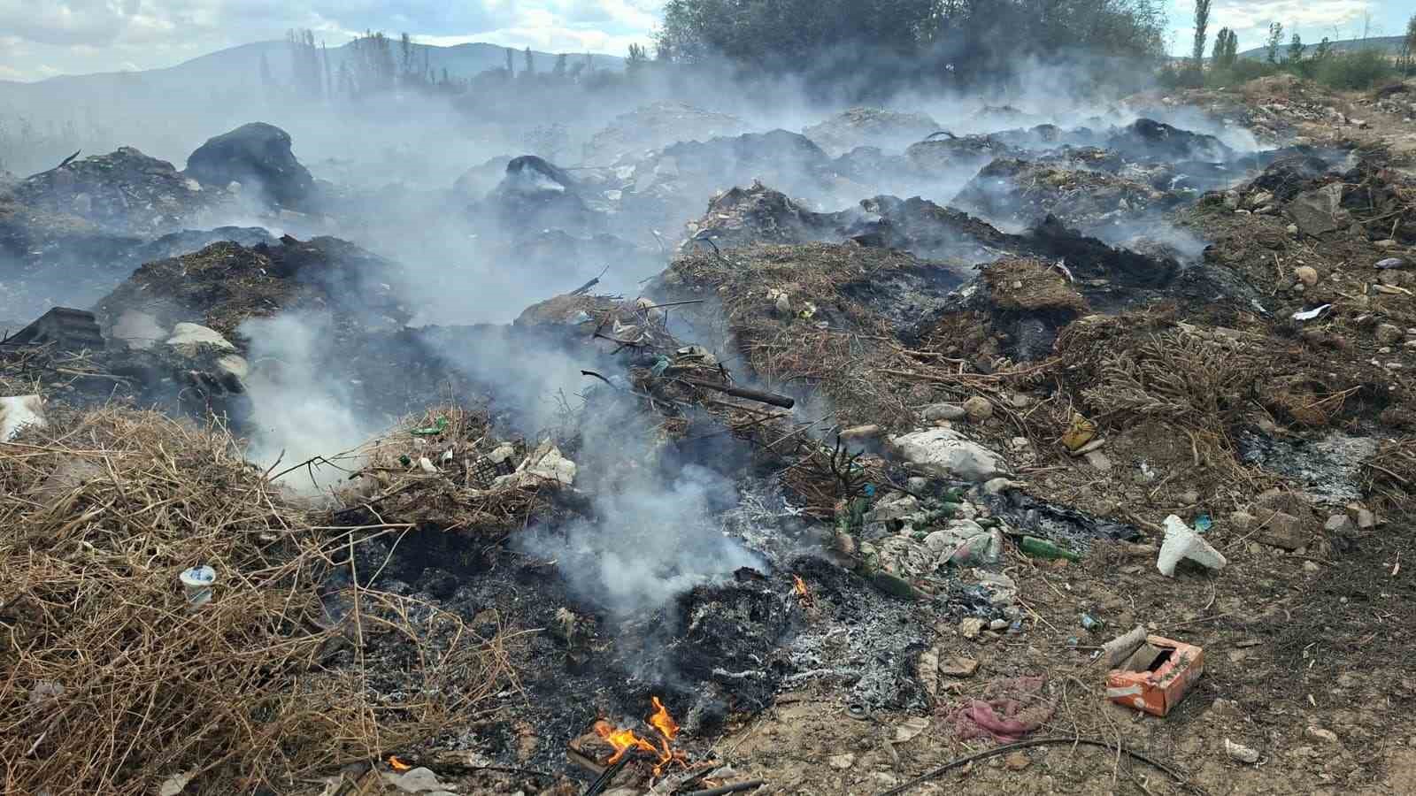 Hisarcık&rsquo;ta &ccedil;&ouml;pl&uuml;ğe d&ouml;nen &ccedil;ayın kenarında yangın &ccedil;ıktı
