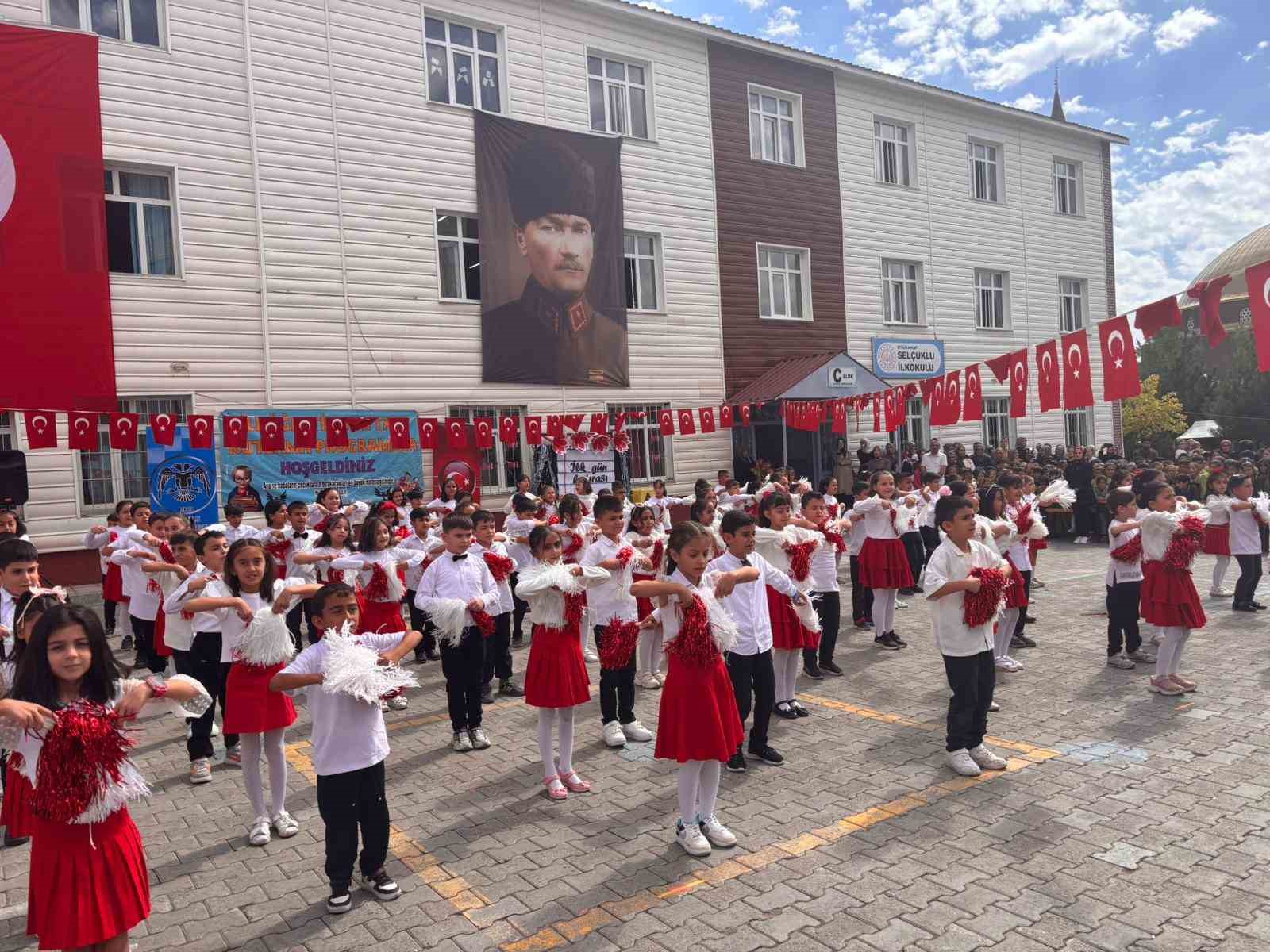 Ahlat’ta İlköğretim Haftası kutlandı