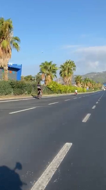 Karayolunda kasksız tek teker şov
