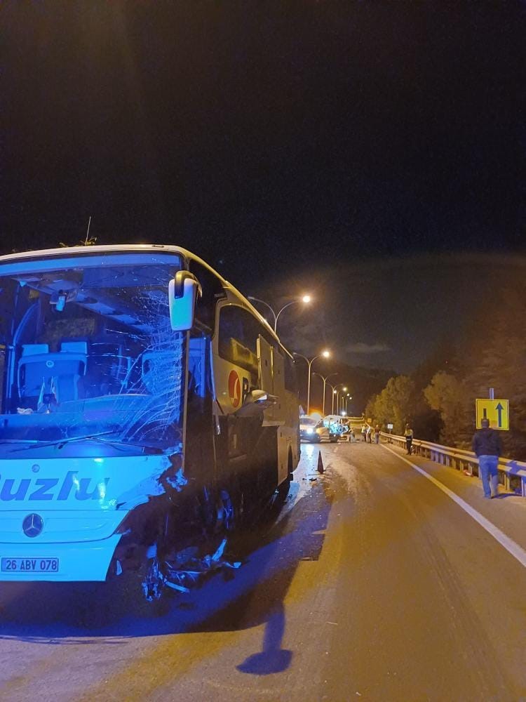 Yolcu otob&uuml;s&uuml;yle otomobil kafa kafaya &ccedil;arpıştı: 1 ağır yaralı
