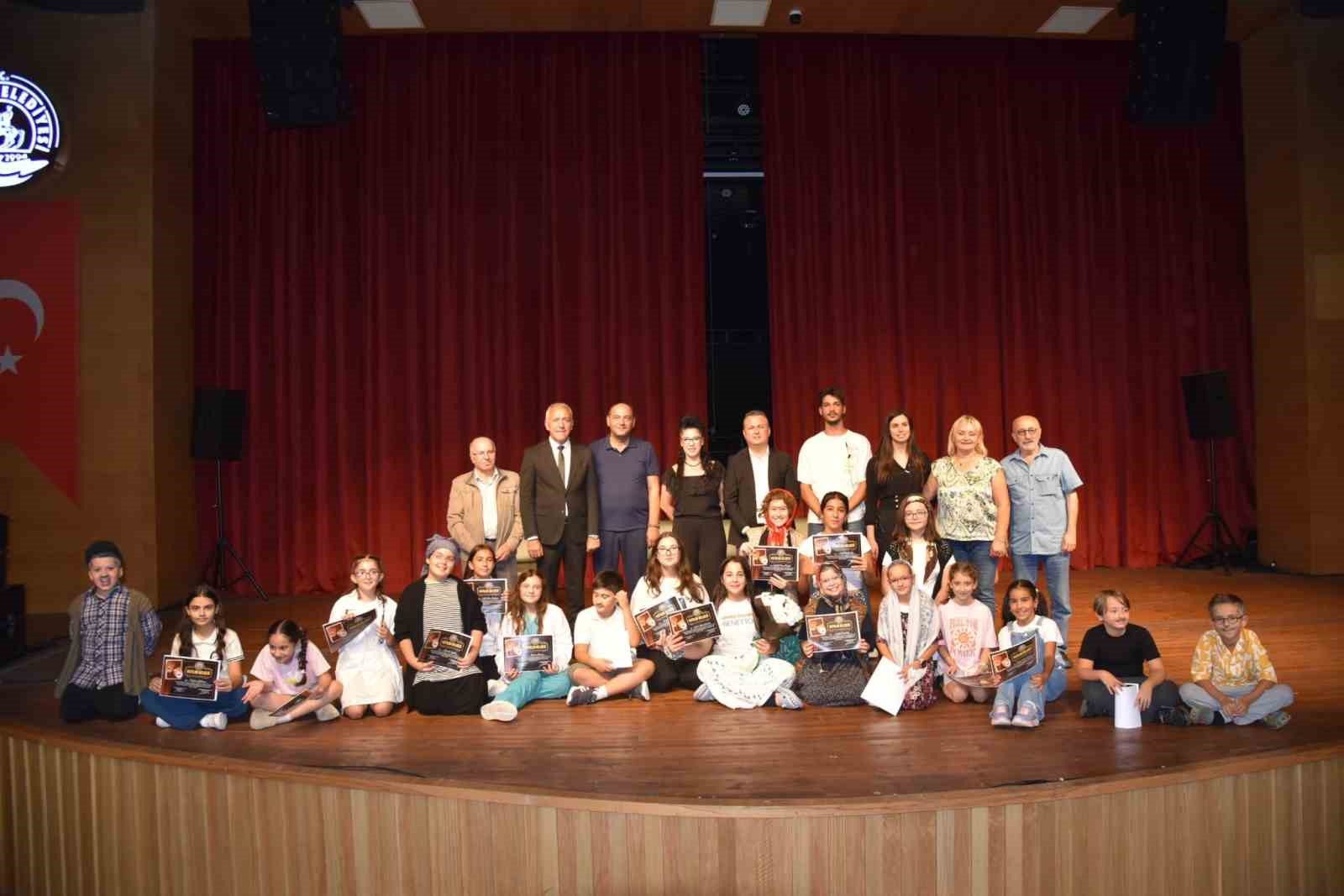 Atakum Belediyesi Tiyatro Bölümü öğrencileri, ilk kez seyirci karşısına çıktı