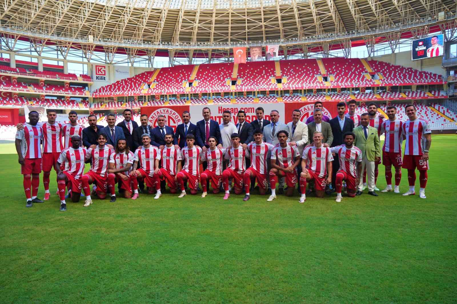 Antalyaspor, yeni transferlerini ve A takıma yükselen genç oyuncularını taraftara tanıttı