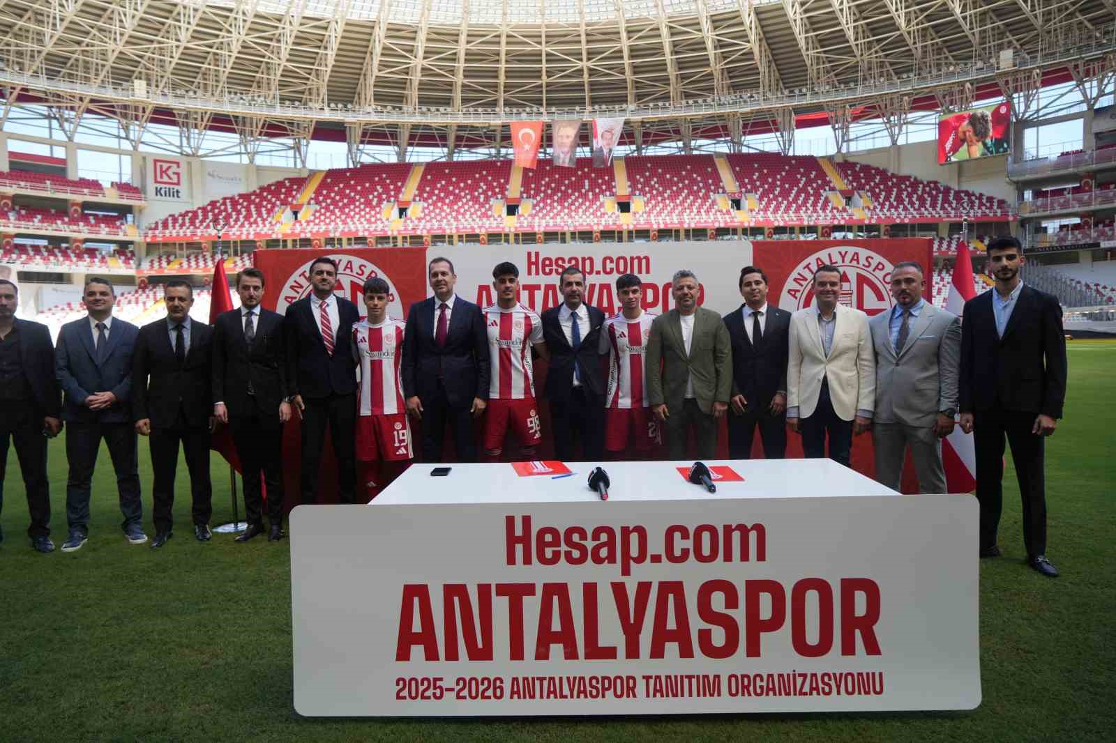 Antalyaspor, yeni transferlerini ve A takıma y&uuml;kselen gen&ccedil; oyuncularını taraftara tanıttı
