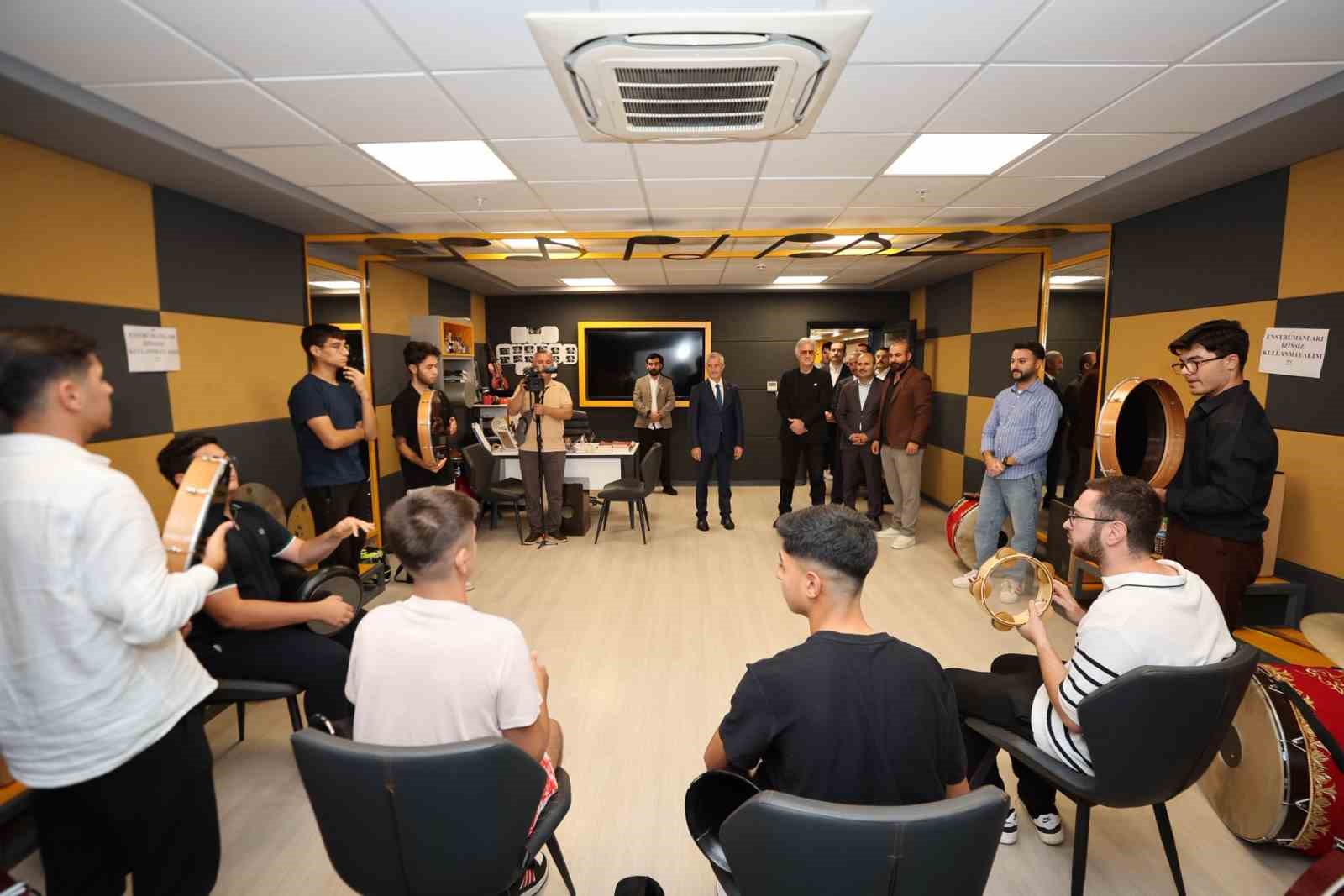 Şahinbey konservatuarı Tamer Karadağlı&rsquo;yı ağırladı
