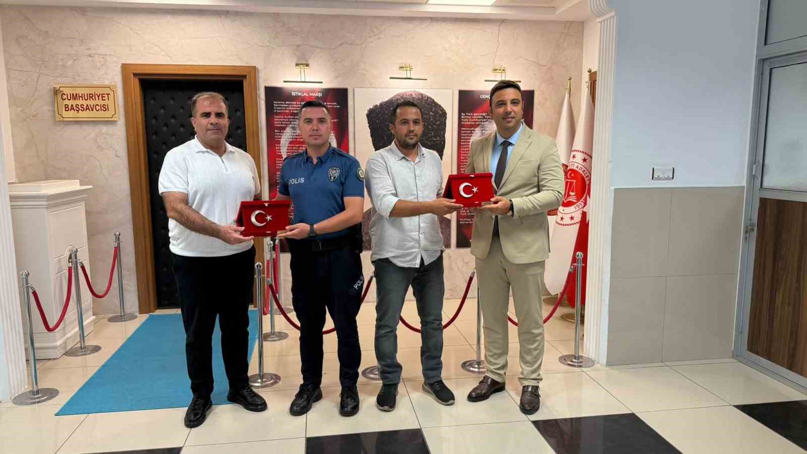 Gazipaşa’da ailesiyle yürüyen kişiyi tabancayla vuran şüpheliyi yakalayan polisler ödüllendirildi