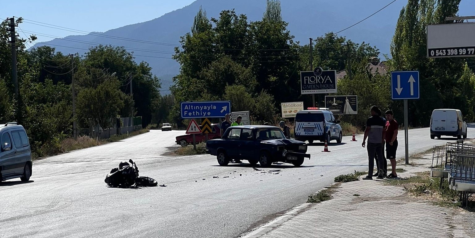 Gölhisar’da motosiklet ile otomobil çarpıştı: 1 yaralı