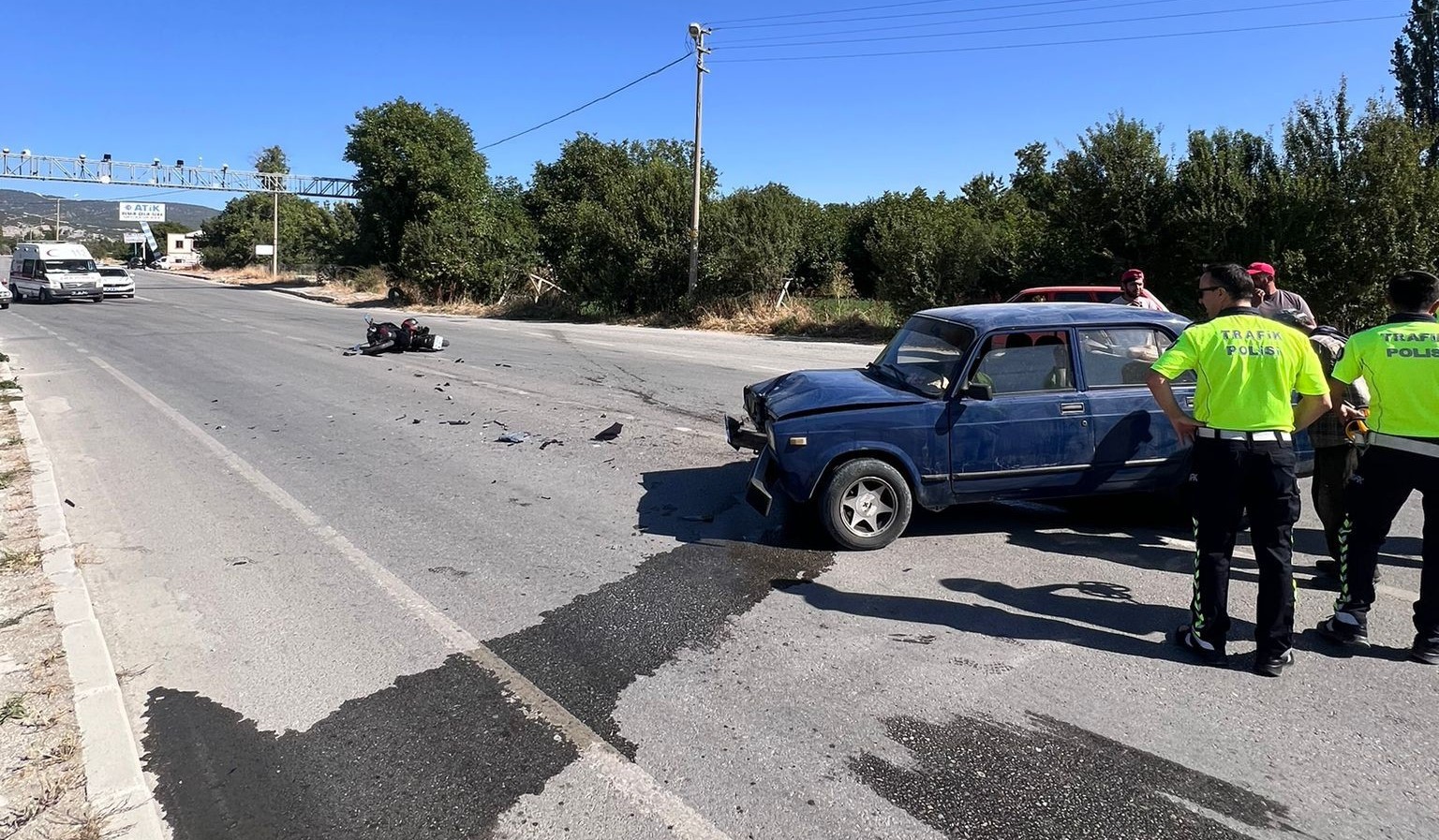 G&ouml;lhisar&rsquo;da motosiklet ile otomobil &ccedil;arpıştı: 1 yaralı

