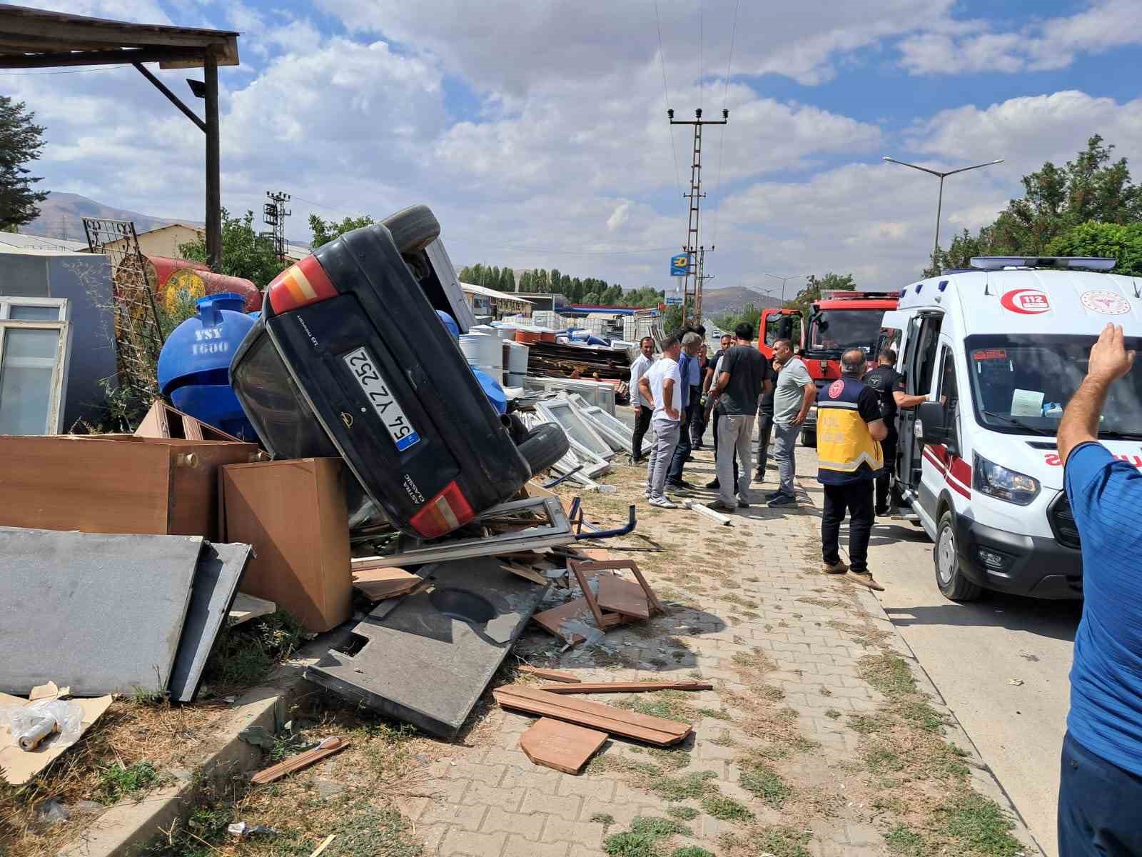 Muş’ta kontrolden çıkan otomobil hurdacıya girdi: 2 yaralı