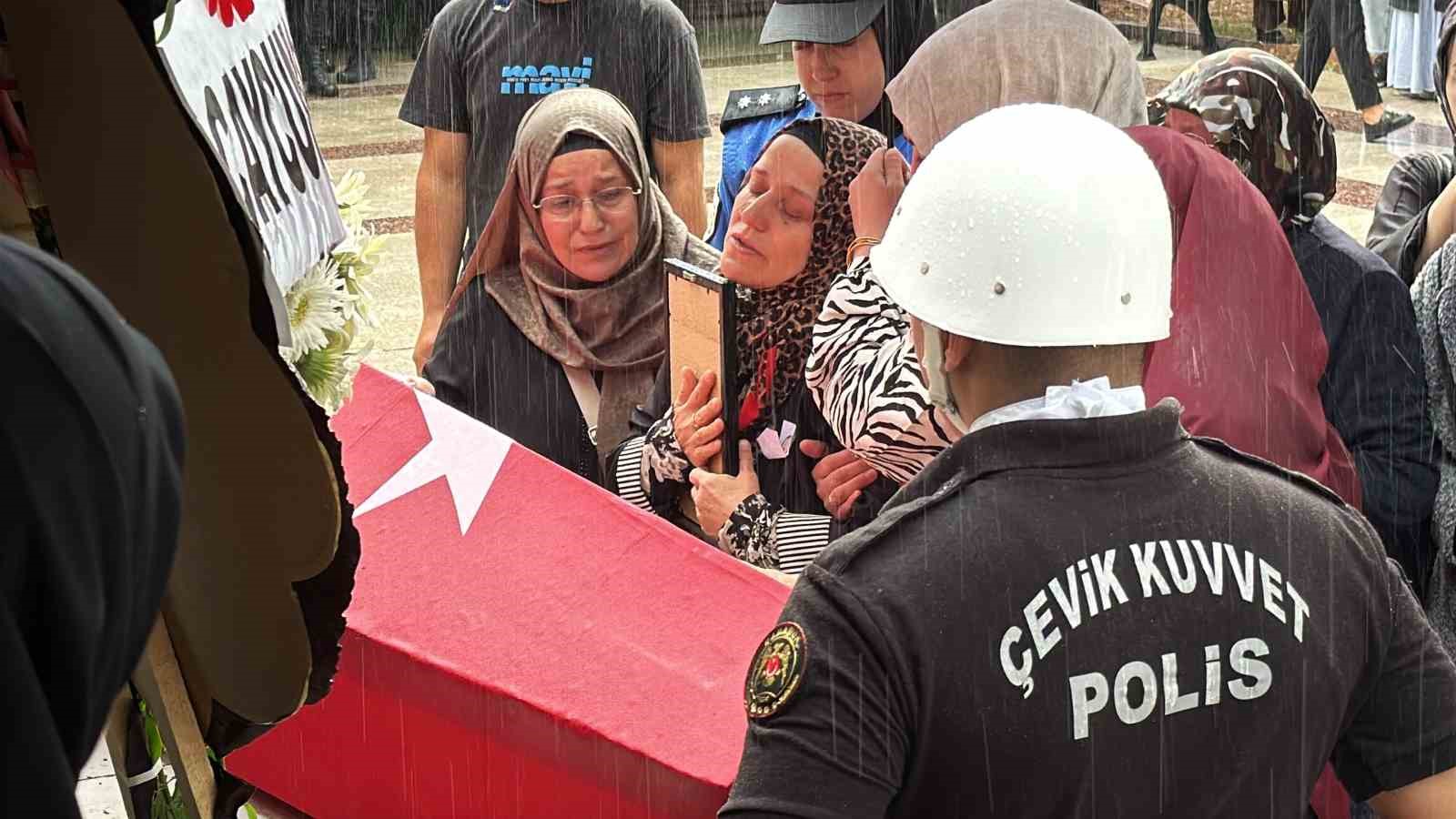 Kazada hayatını kaybeden polis memuru g&ouml;zyaşları arasında toprağa verildi
