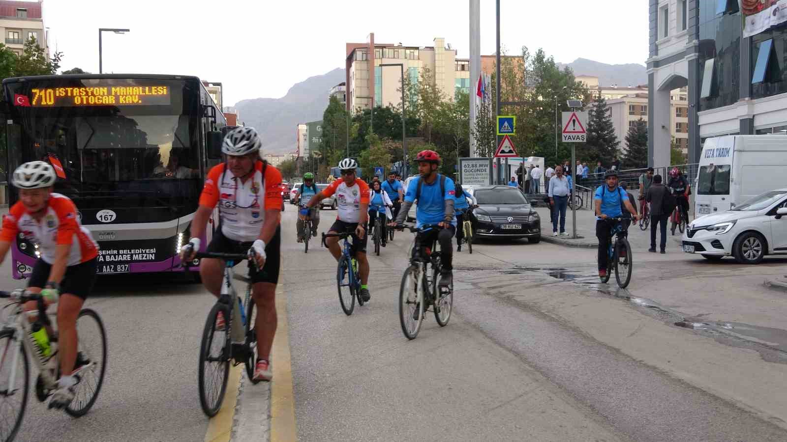 Van’da bisikletliler Avrupa Hareketlilik Haftası için pedal çevirdi