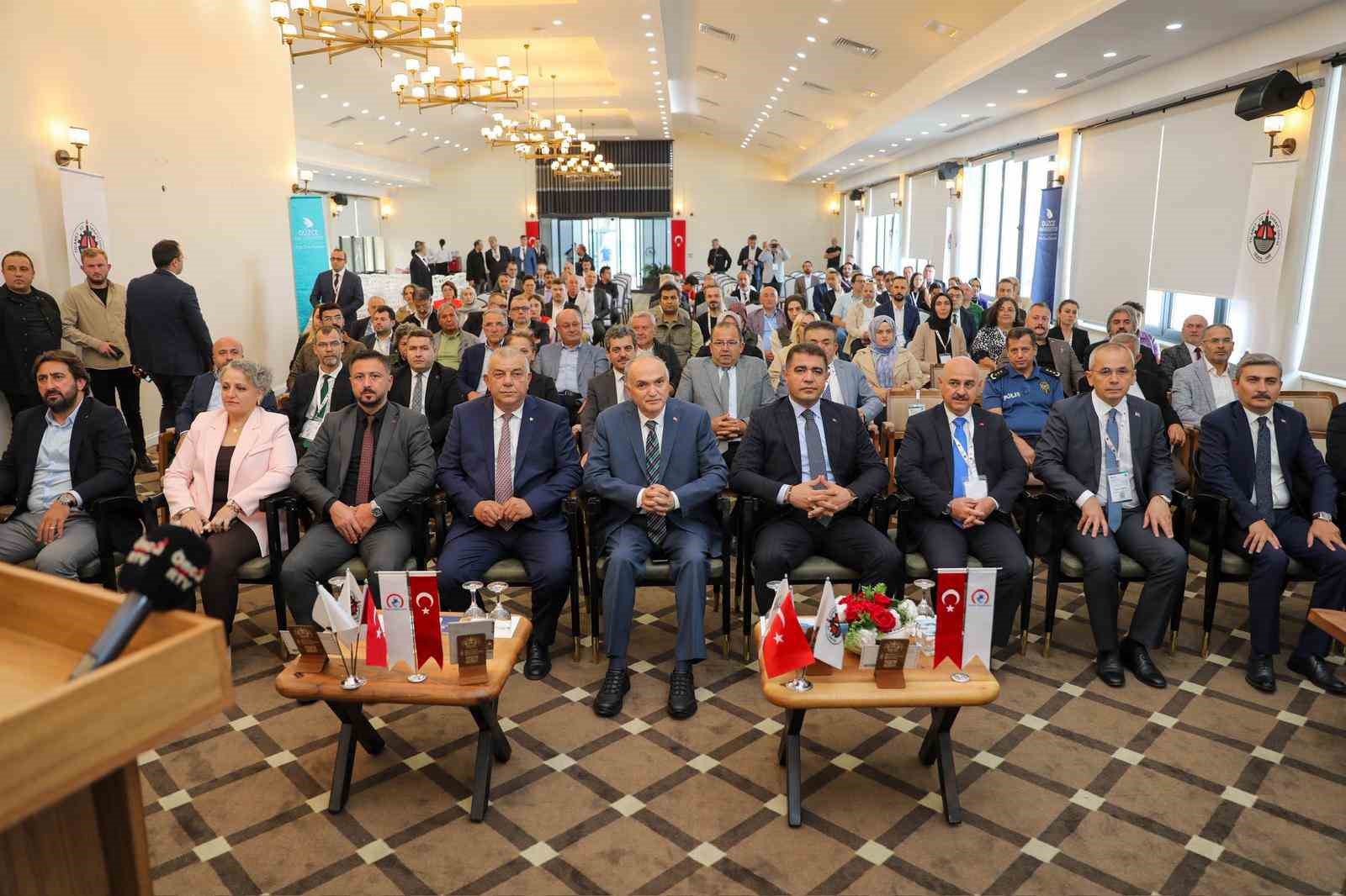 Başkan &Ouml;zl&uuml;&rsquo;den s&uuml;rd&uuml;r&uuml;lebilir turizm kongresinde &ouml;nemli a&ccedil;ıklamalar
