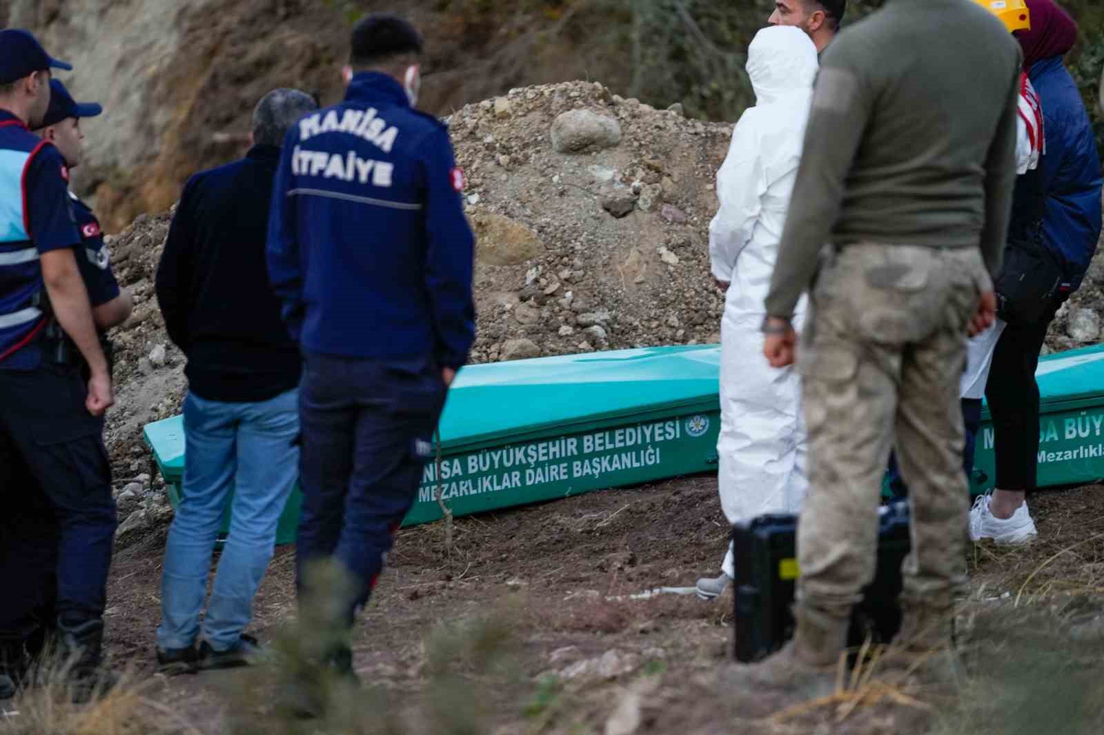 Göçük altında kalan iki çiftçinin cenazeleri morga kaldırıldı