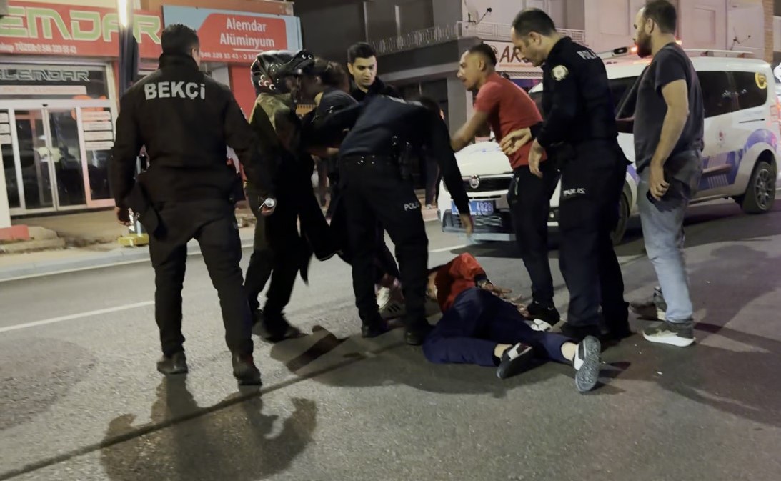 Maddi hasarlı kaza sonrası tarafların kavgası kameraya yansıdı