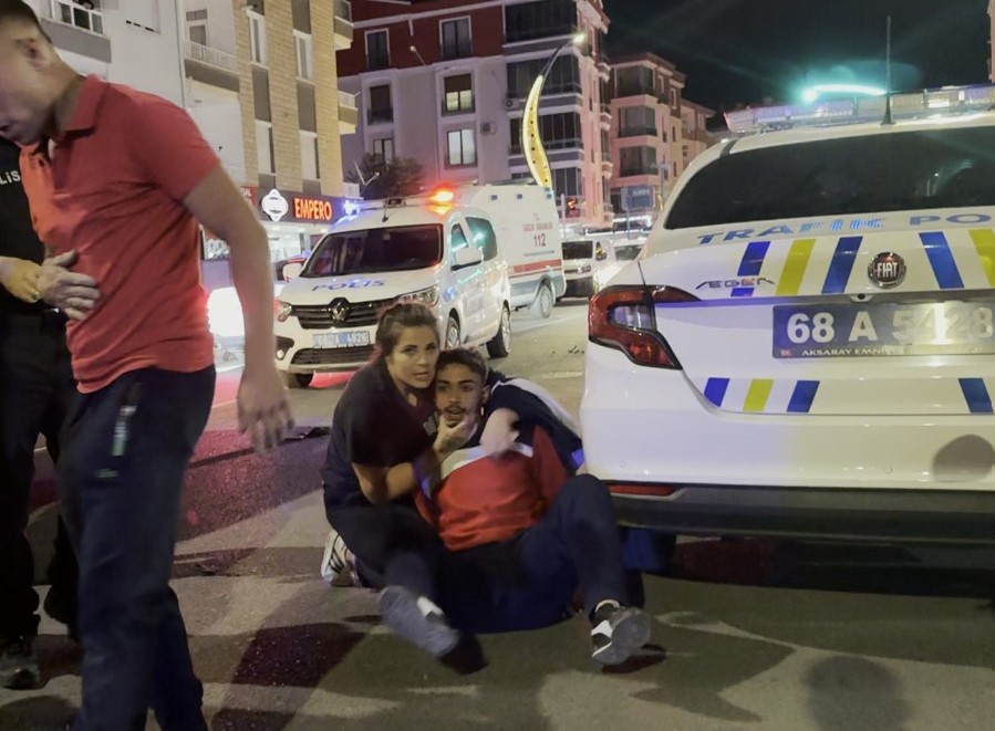 Maddi hasarlı kaza sonrası tarafların kavgası kameraya yansıdı
