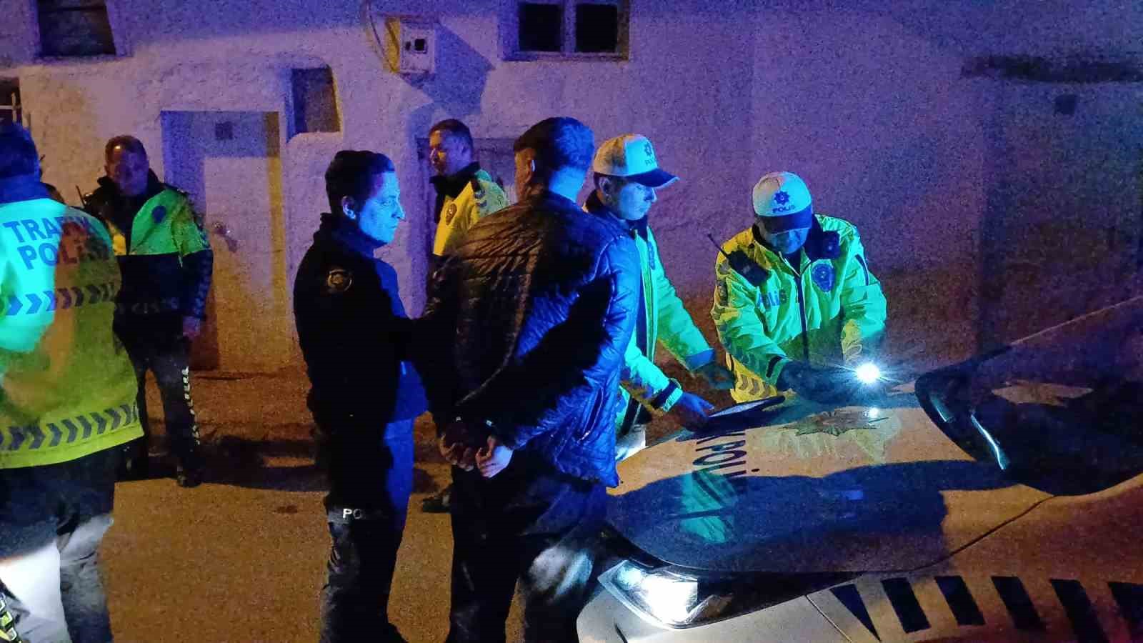 Plakasız otomobille polisten kaçtılar, duvara çarpınca yakalandılar