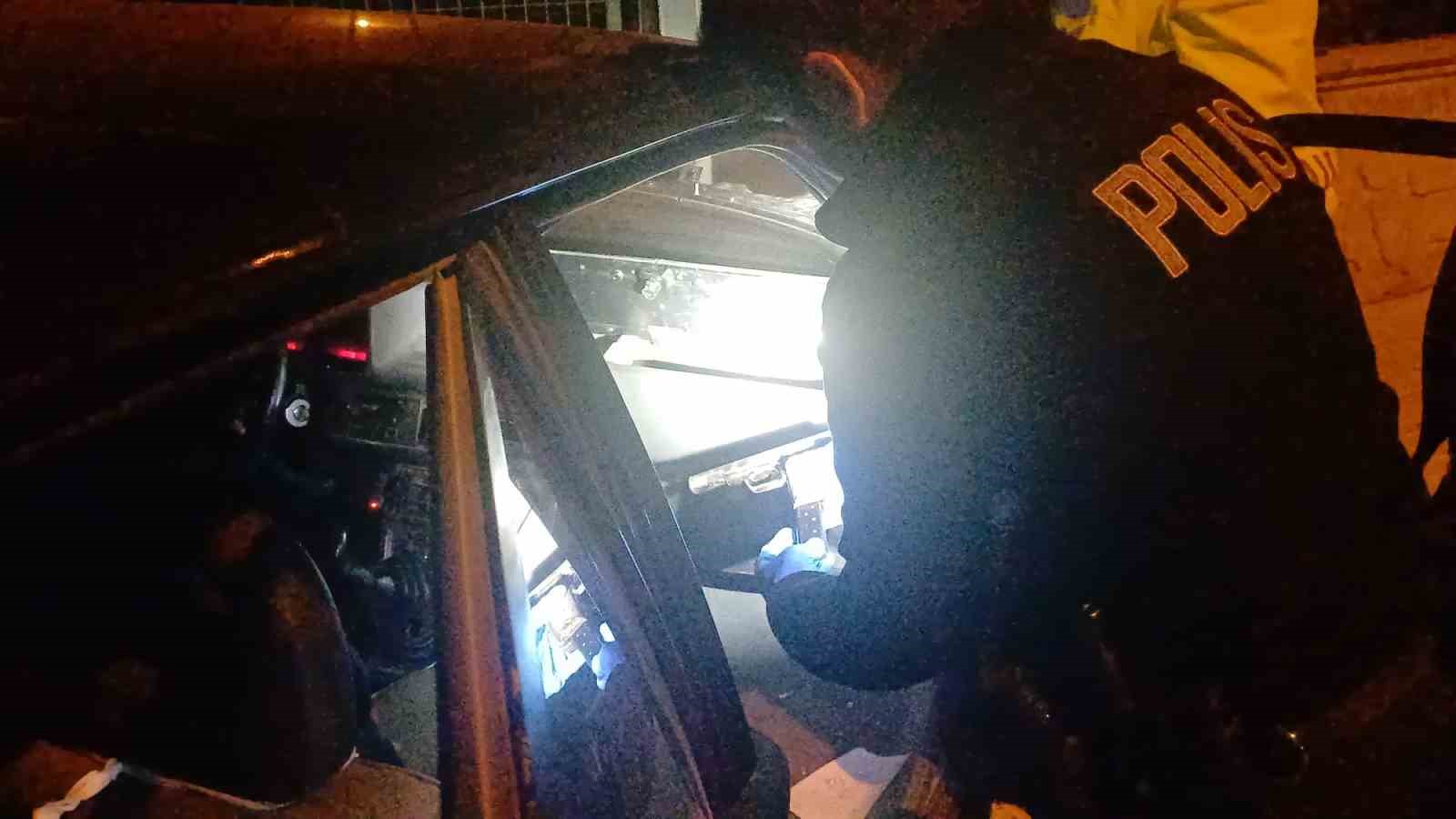 Plakasız otomobille polisten ka&ccedil;tılar, duvara &ccedil;arpınca yakalandılar
