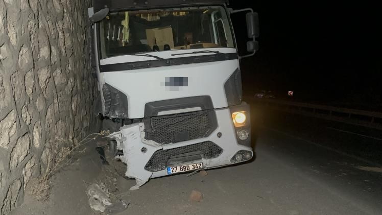 Ters şeride giren otomobil tankerle çarpışıp şarampole yuvarlandı: 1 ölü, 1’i ağır 2 yaralı