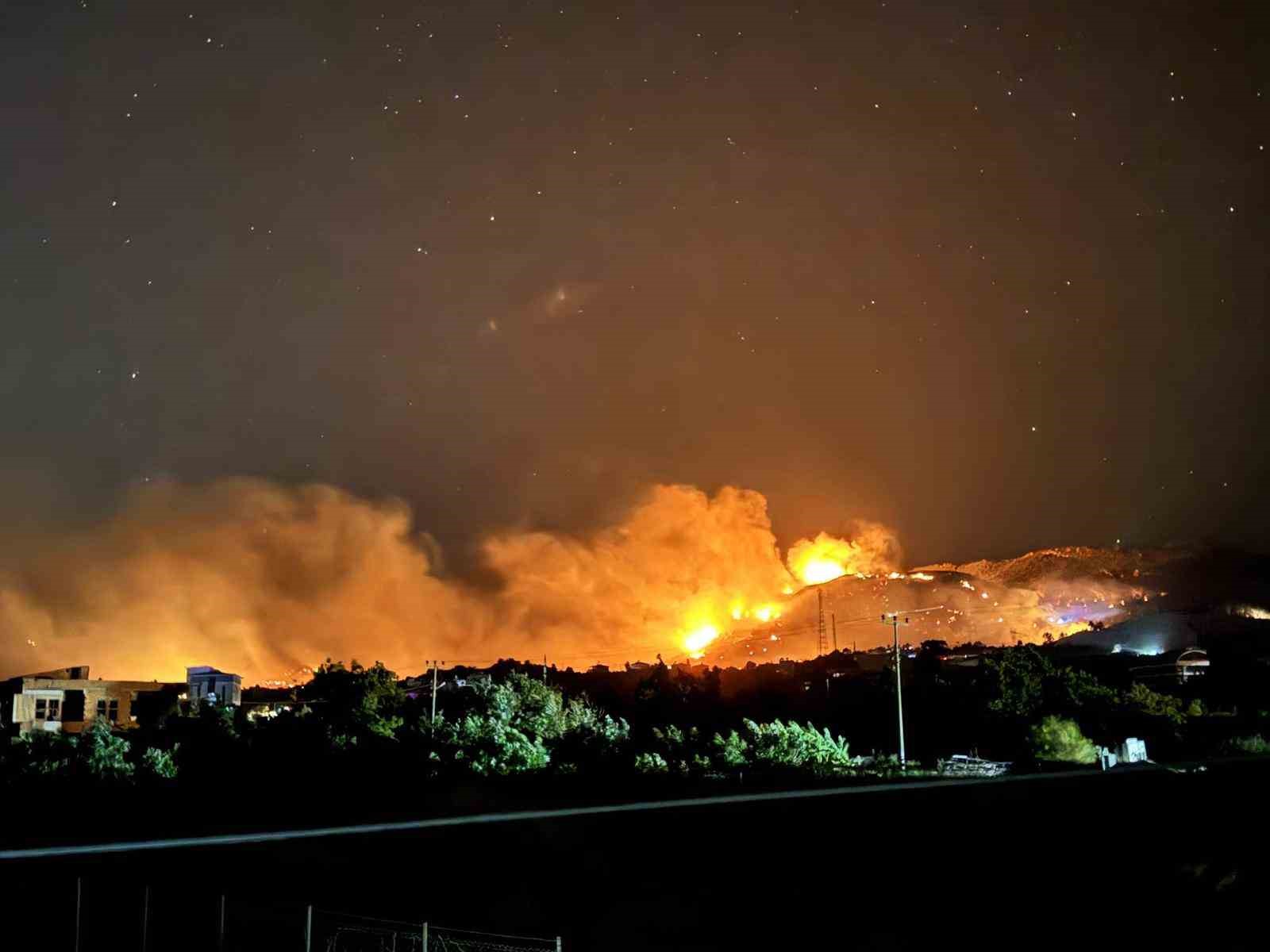 Alanya&rsquo;da orman yangını s&uuml;r&uuml;yor: R&uuml;zgar m&uuml;dahaleyi zorlaştırıyor
