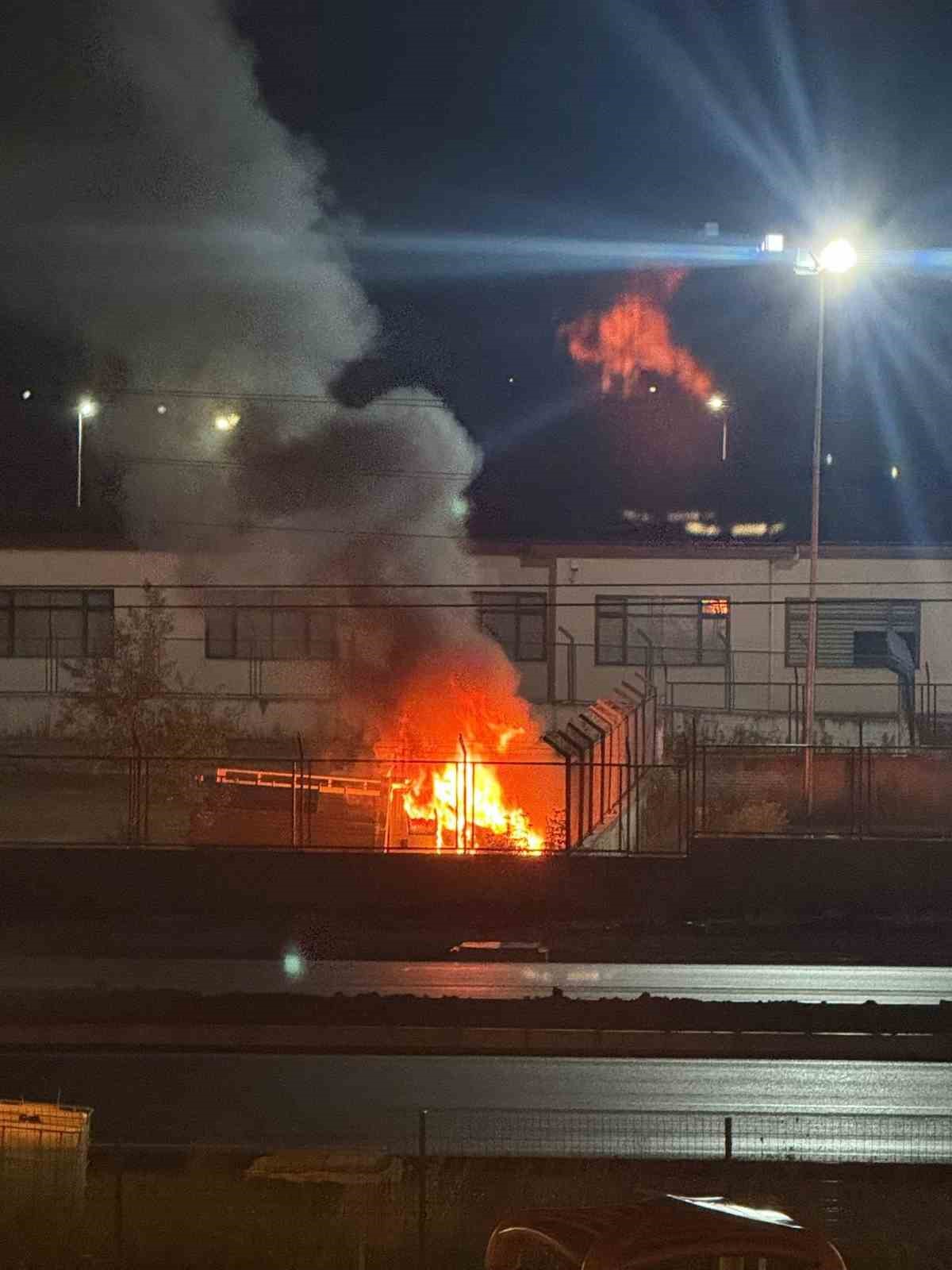 Çarşamba Cezaevi’nde park halindeki kamyonet yandı