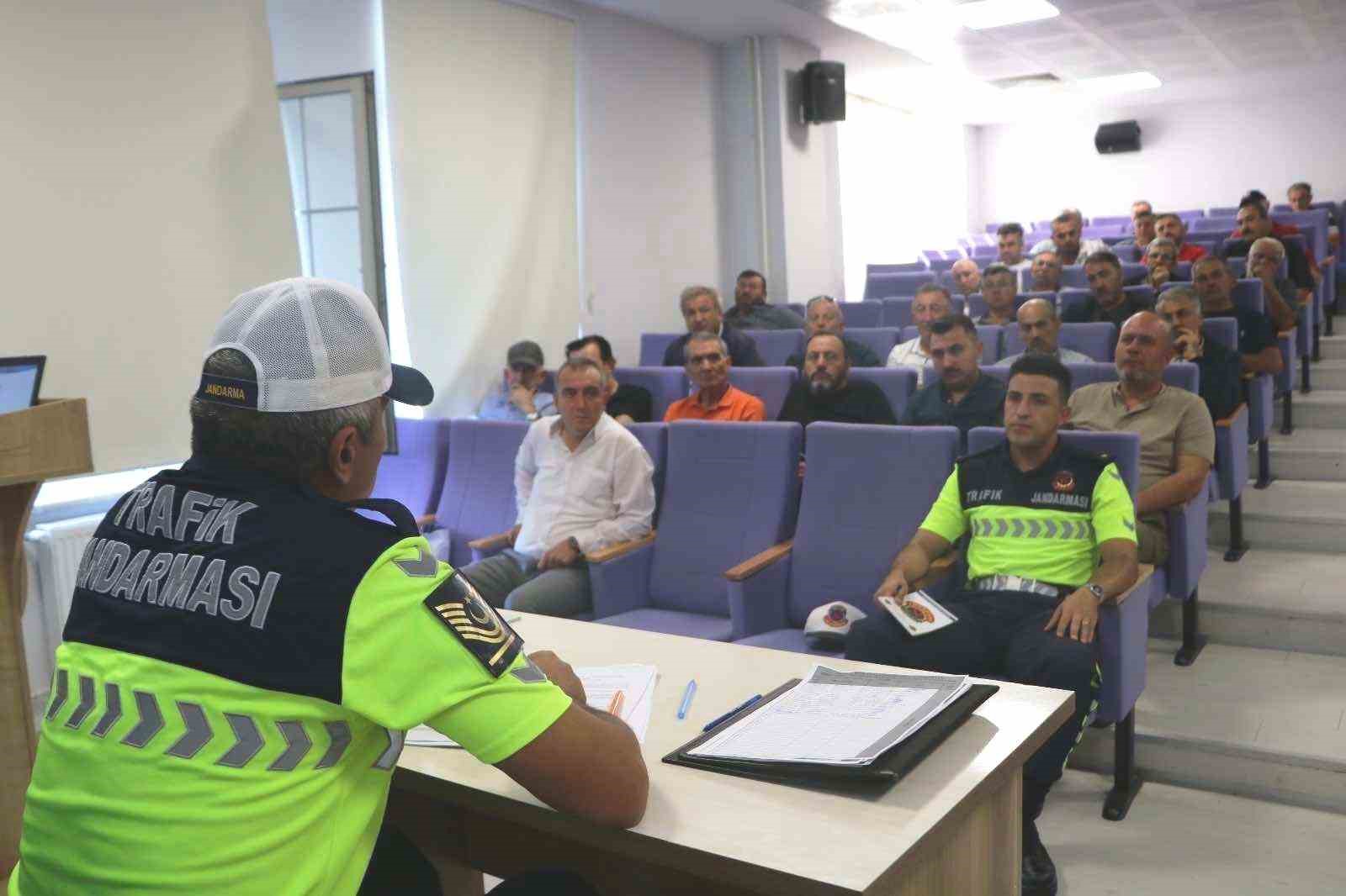 K&uuml;tahya&rsquo;da jandarmadan 71 okul servis şof&ouml;r&uuml; ve rehber personele eğitim
