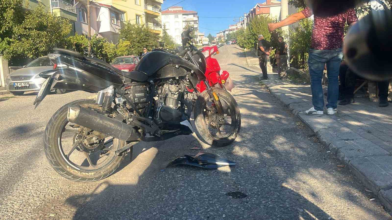 Tavşanlı’da iki motosiklet çarpıştı sürücüleri yaralandı