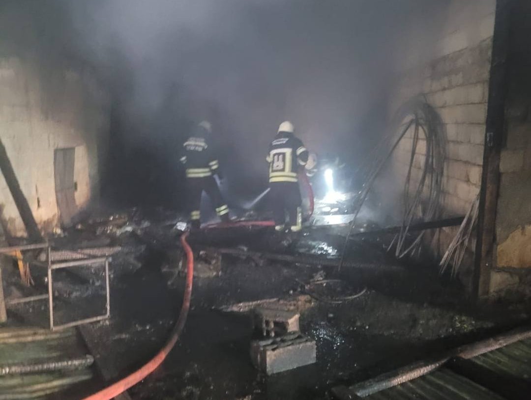 Kopan elektrik kablosu depoyu kül etti