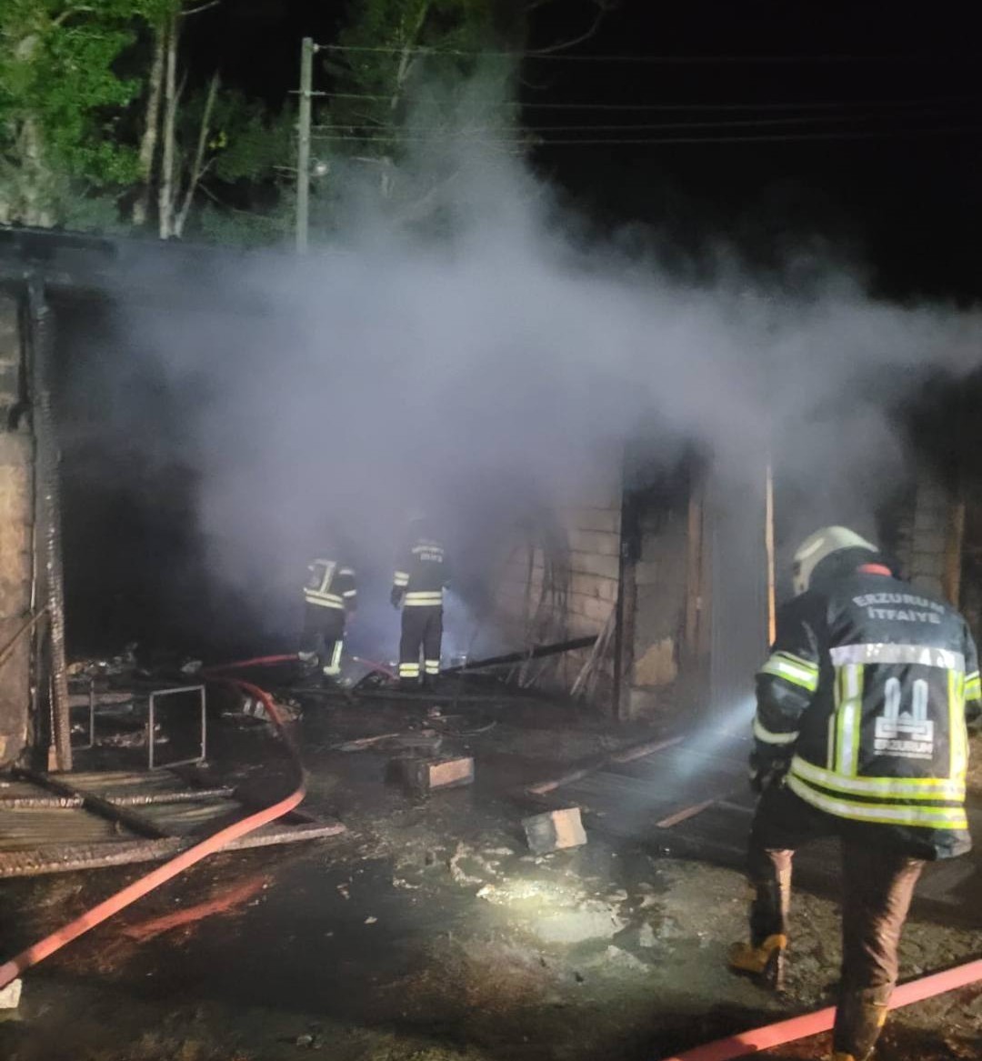 Kopan elektrik kablosu depoyu kül etti