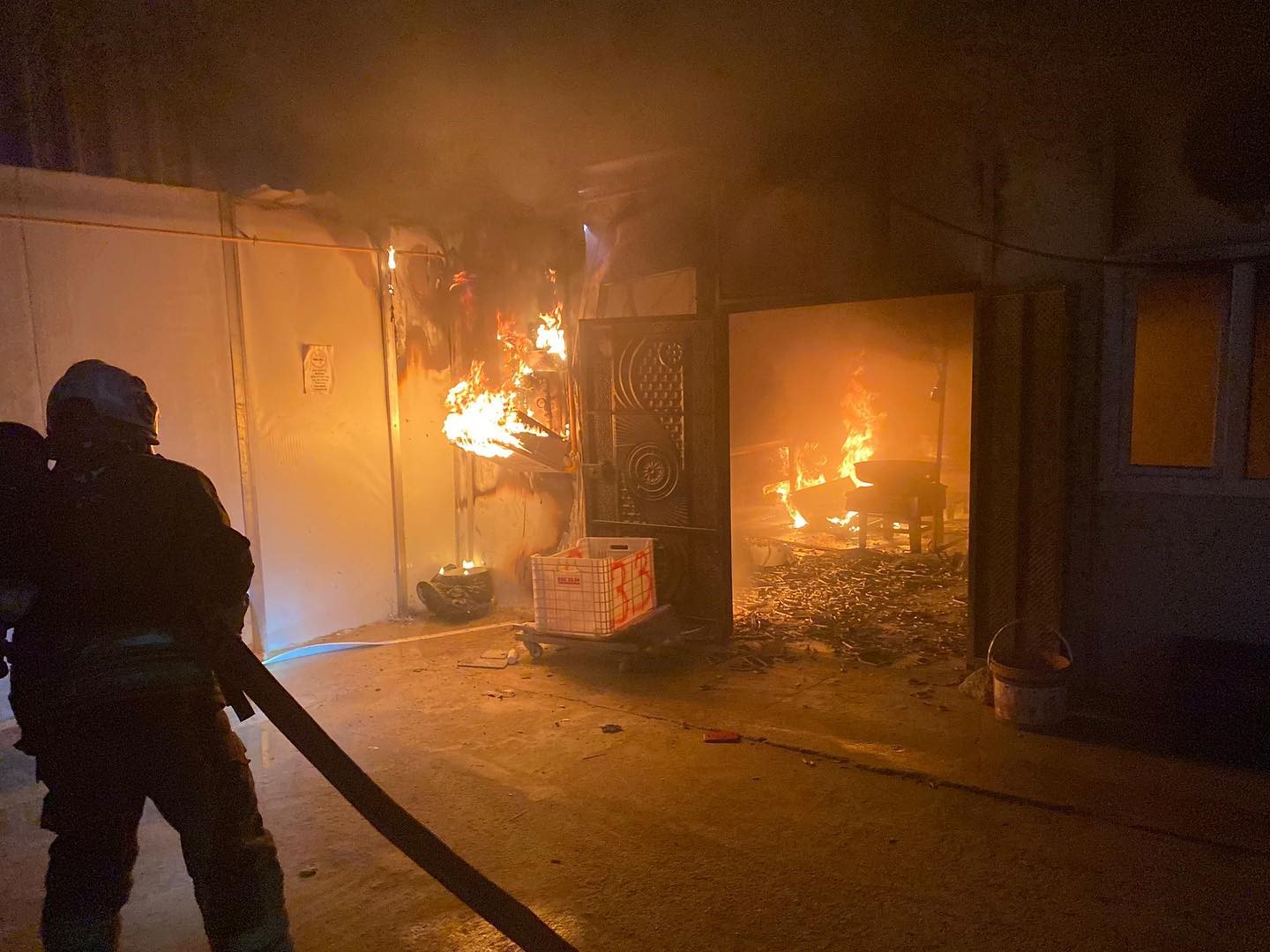 Konteyner yemekhane alevlere teslim oldu
