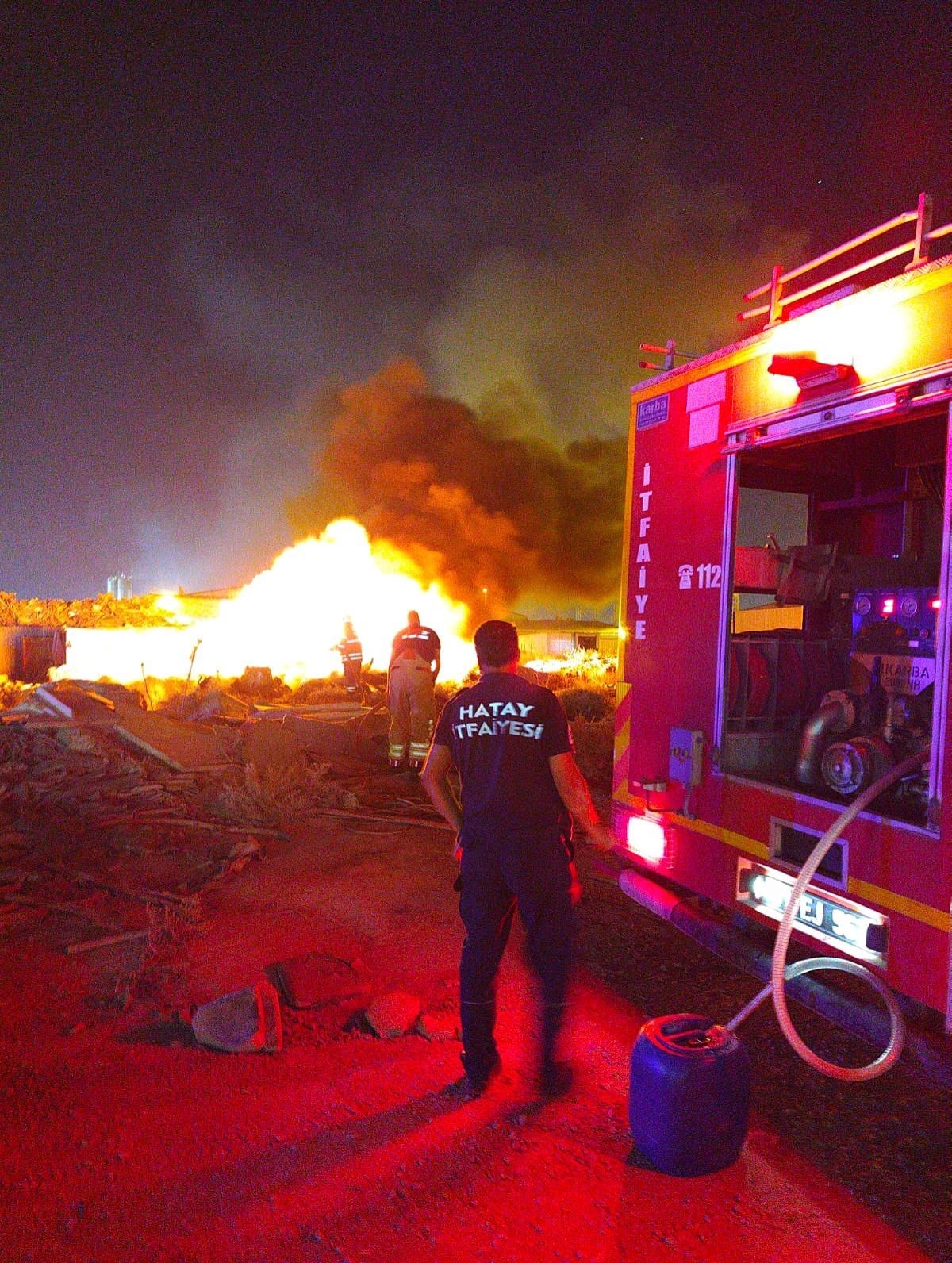 Antakya&rsquo;da hurdalık alevlere teslim oldu
