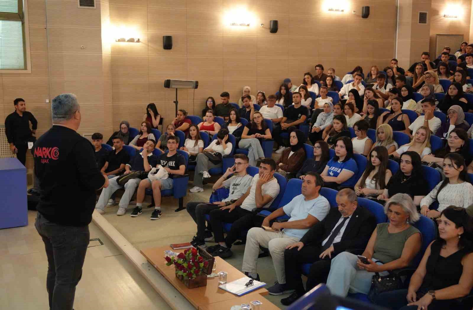 Uşak Üniversitesi öğrencilerine bağımlılıkla mücadeleyi anlattı