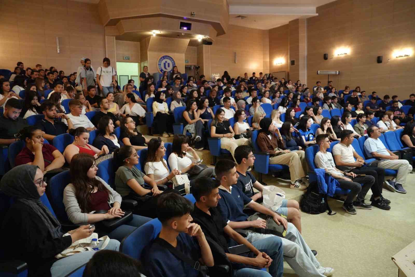 Uşak &Uuml;niversitesi &ouml;ğrencilerine bağımlılıkla m&uuml;cadeleyi anlattı
