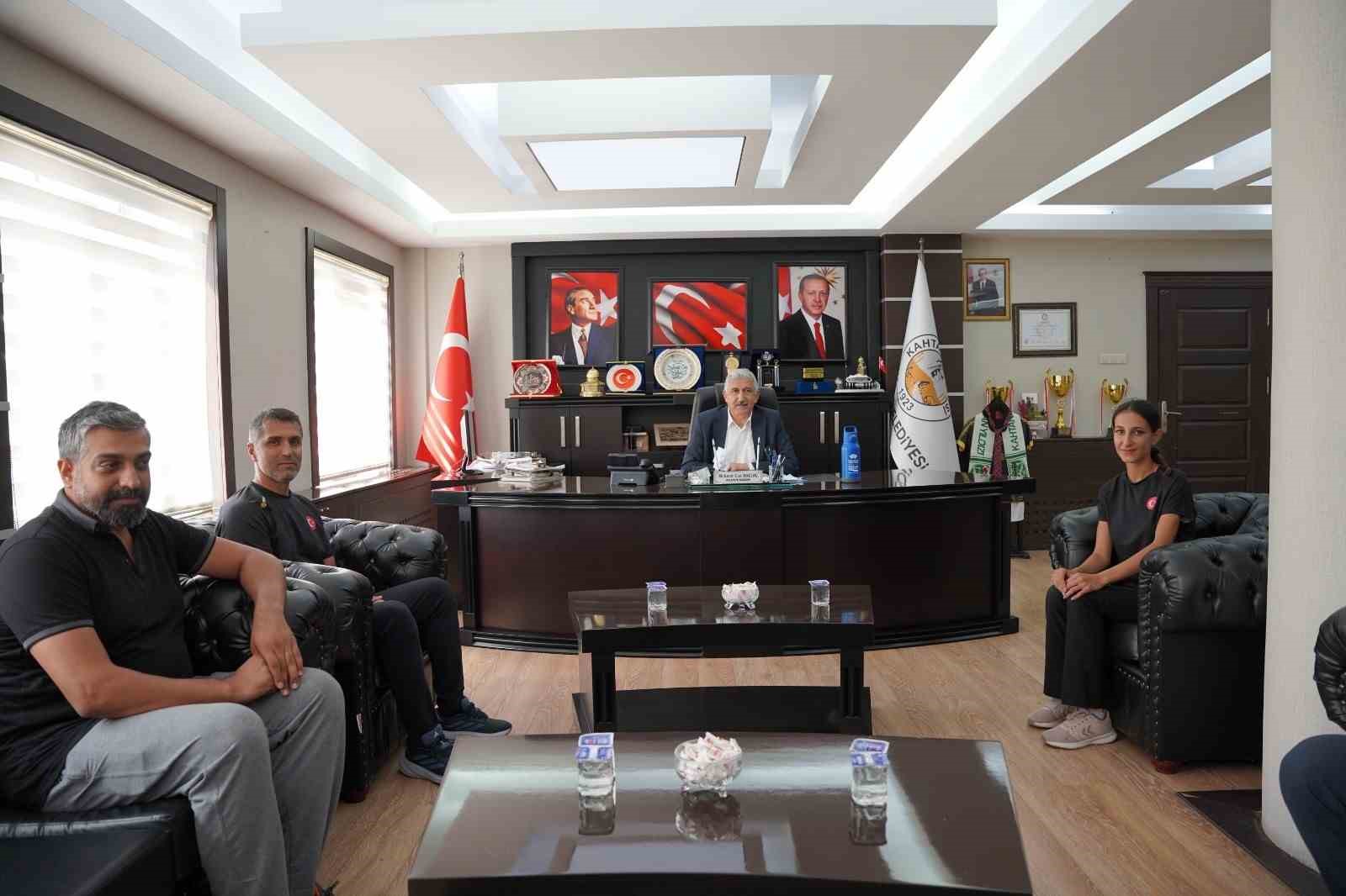 Kahta Belediye Başkanı Halla&ccedil;&rsquo;tan spora tam destek
