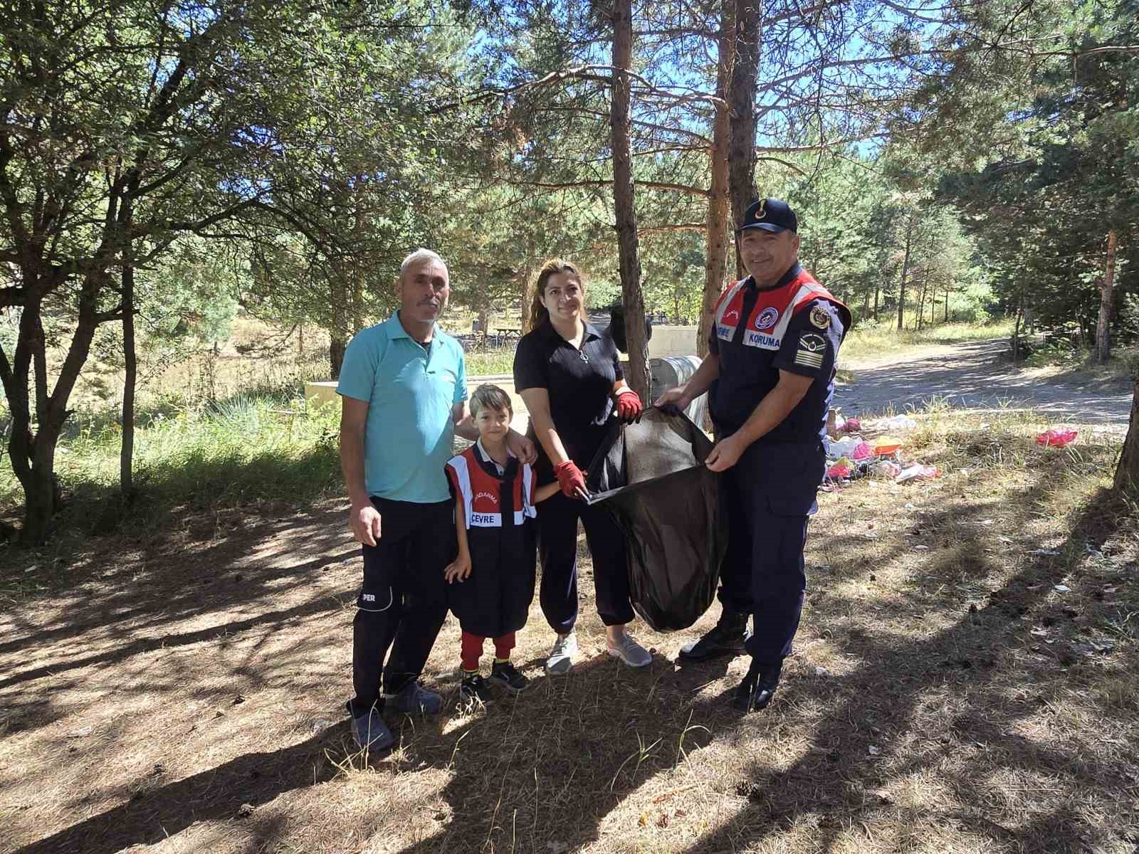 Çevre kirliliğine duyarsız kalmadılar, jandarma ile çevre temizliği yaptılar