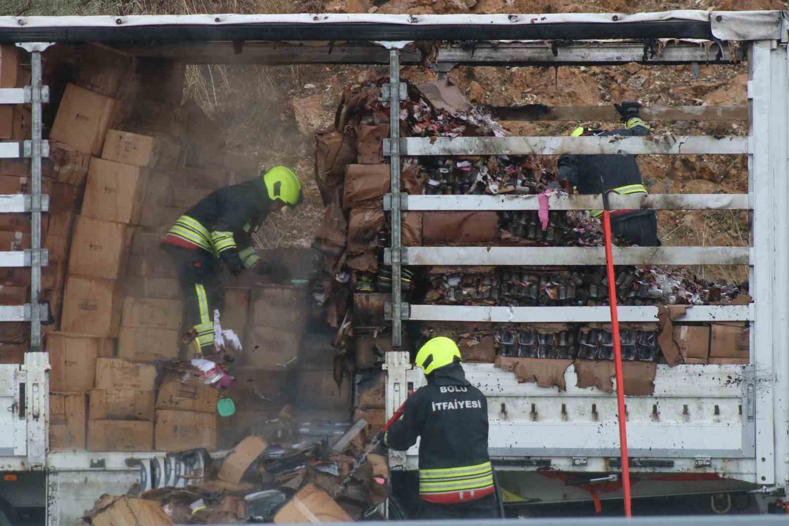 TEM Otoyolu’nda kamyon dorsesinde yangın çıktı