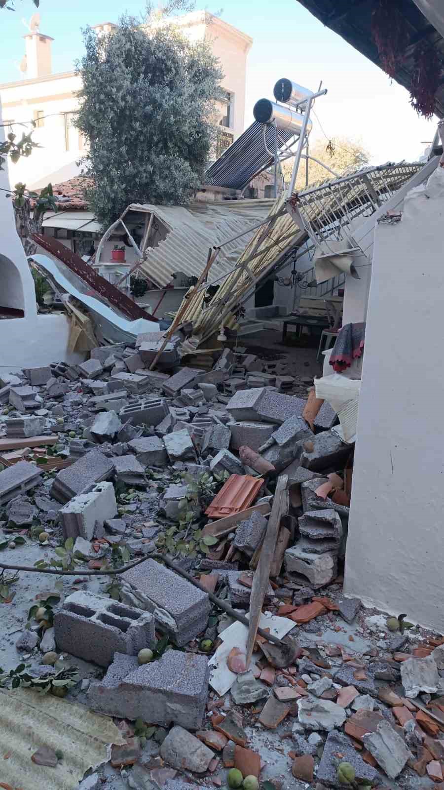 Menteşe’de fırtına minareyi yıktı, ağaçları söktü