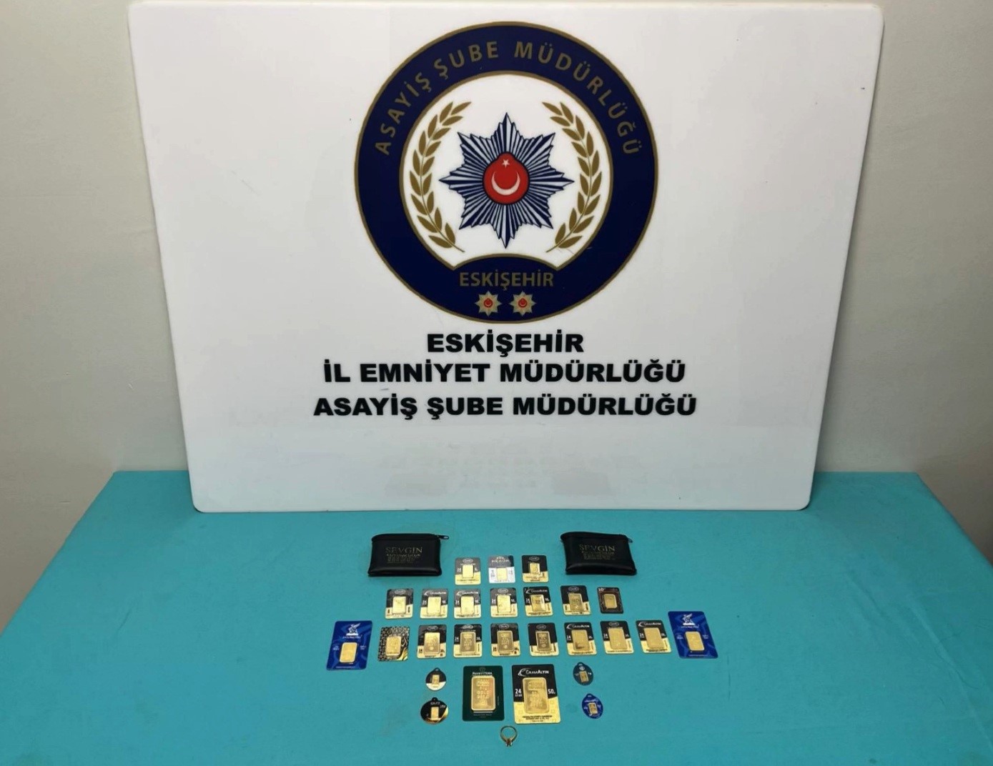 Çaldıkları 2 milyon lira değerindeki ziynet eşyasını kirli bebek bezinin içine sakladılar
