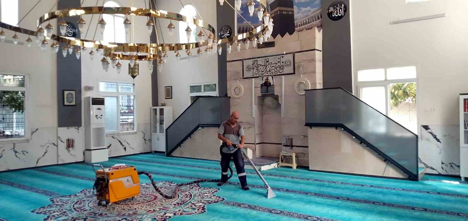 Mersin’deki camilerde temizlik çalışmaları sürüyor