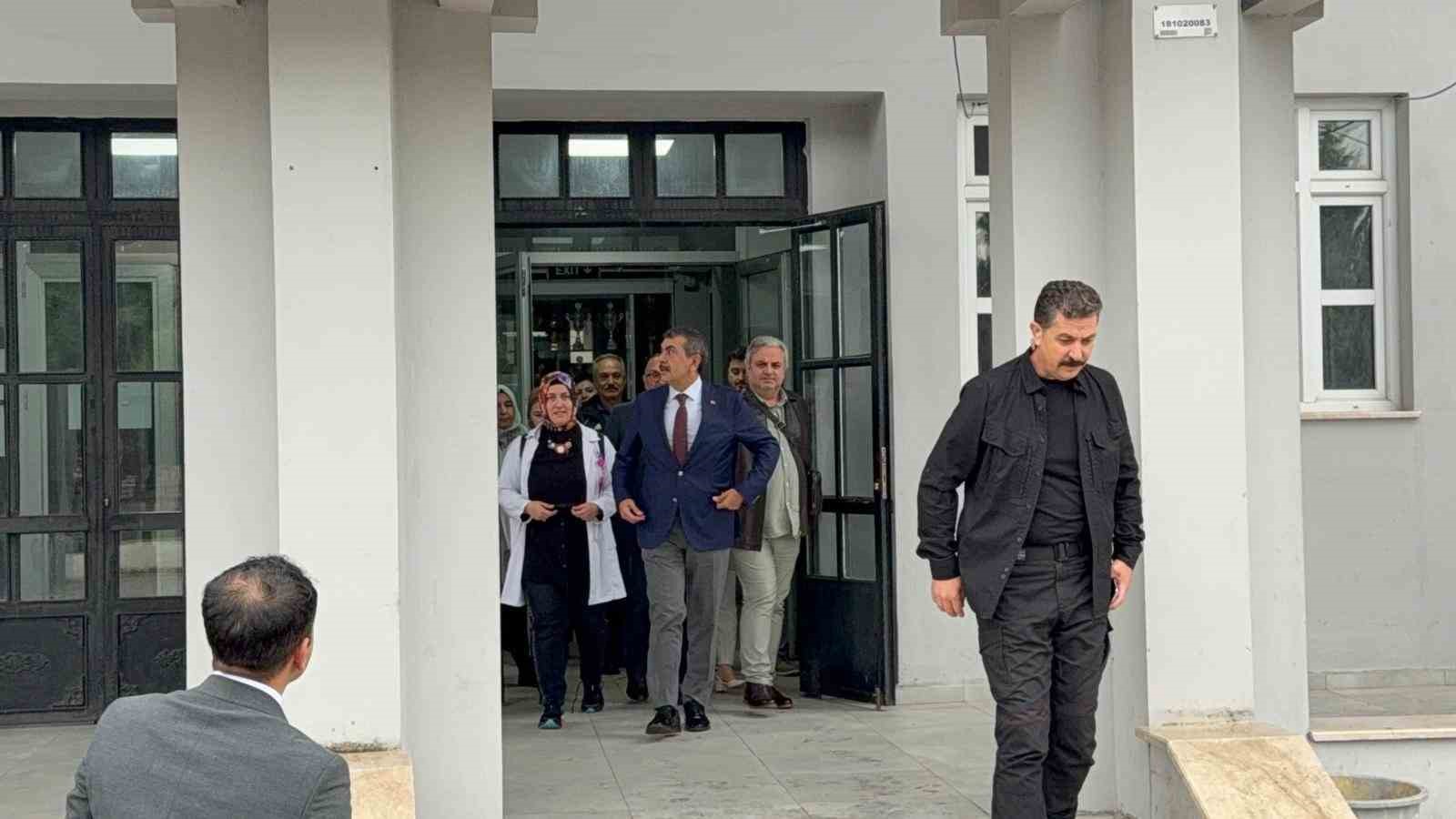 Habersiz ziyaret: N&ouml;bet&ccedil;i &ouml;ğretmen Bakan Tekin&rsquo;i veli sandı
