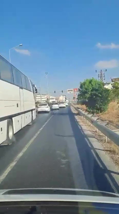 Emniyet şeridini kullanan ara&ccedil;lar ambulansa zor anlar yaşattı
