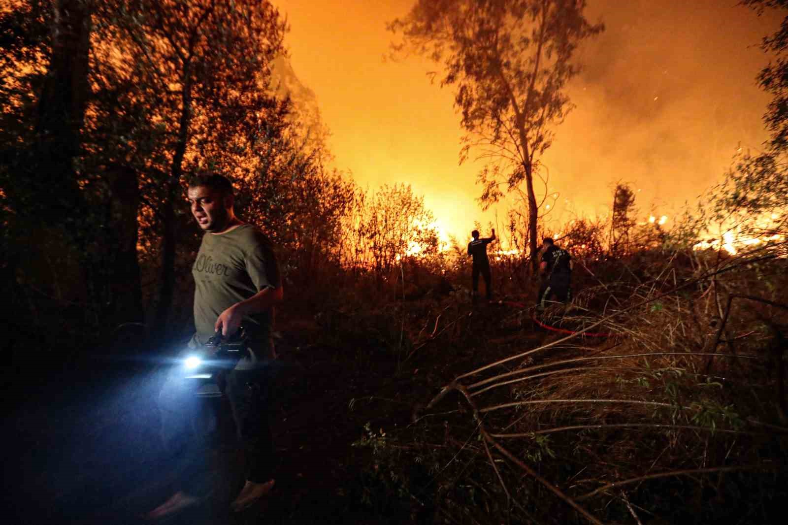 Antalya itfaiyesi &uuml;&ccedil; il&ccedil;edeki yangınlara 13 ara&ccedil; ve &ccedil;ok sayıda personelle m&uuml;dahale etti
